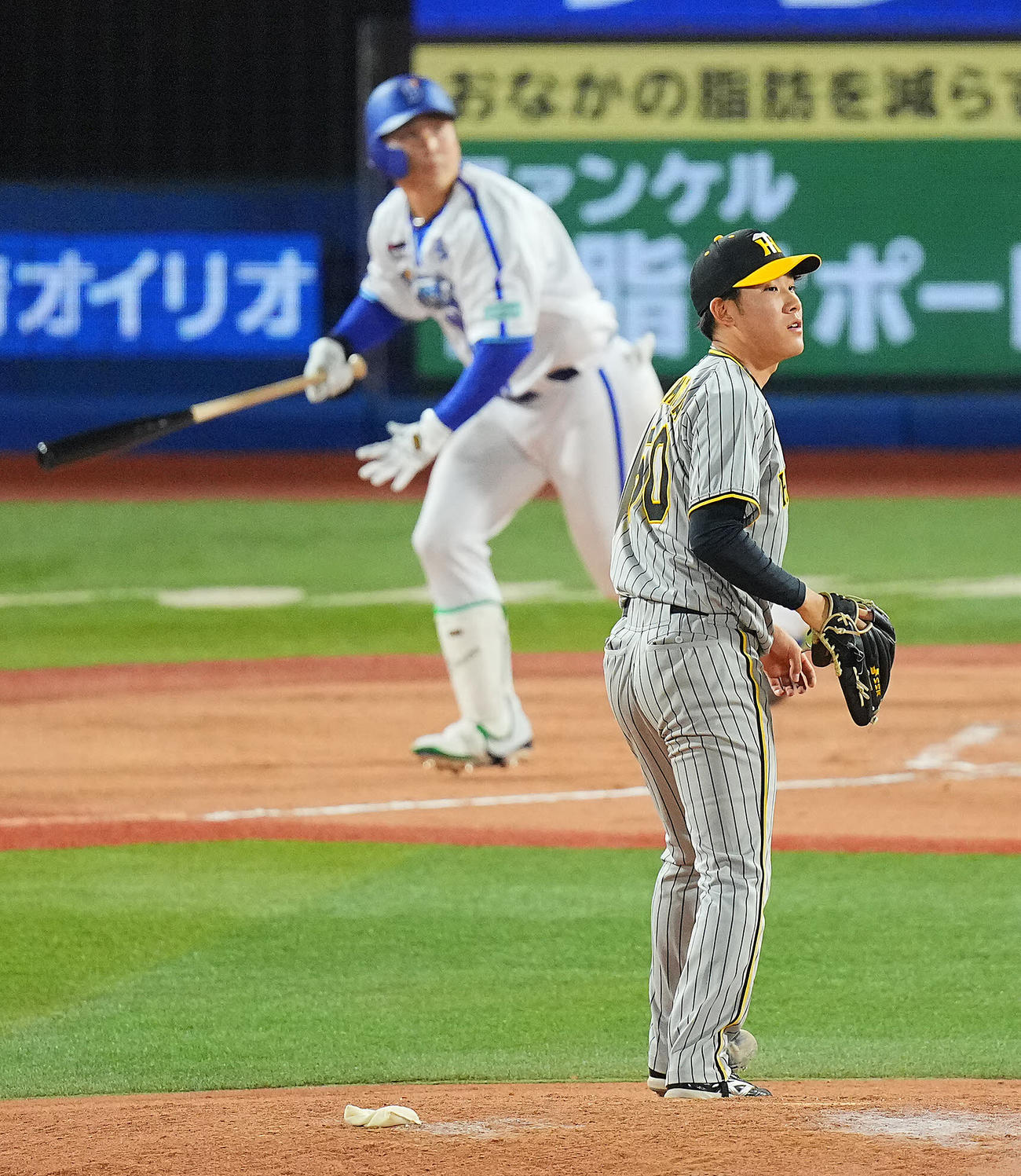 DeNA対阪神　6回裏DeNA無死二、三塁、佐野に適時二塁打を許す富田（撮影・垰建太）