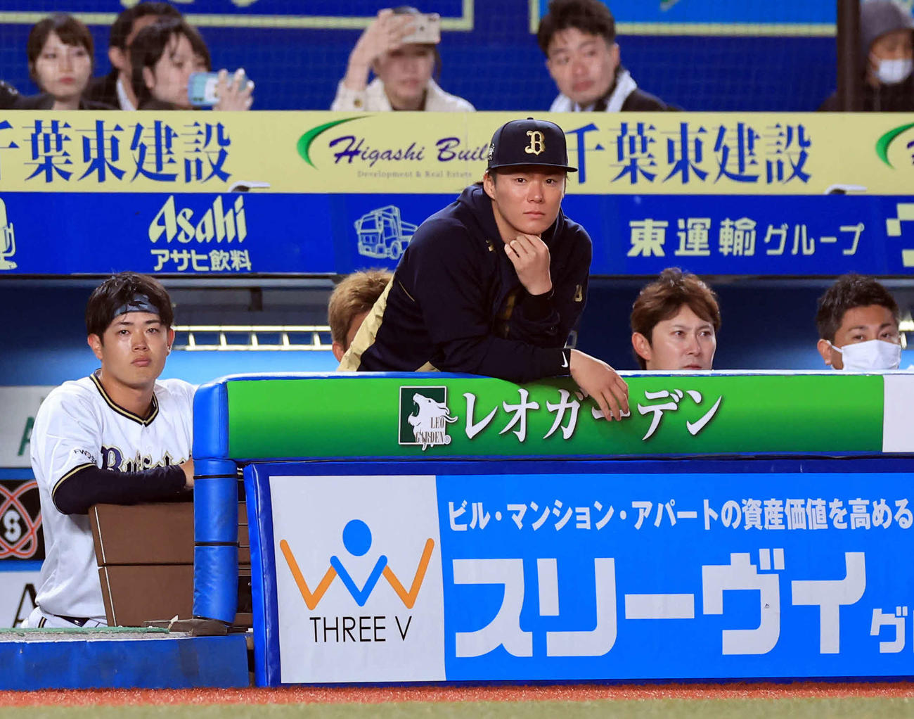 ロッテ対オリックス　9回表、味方の攻撃をベンチから見つめる山本（中央）（撮影・浅見桂子）
