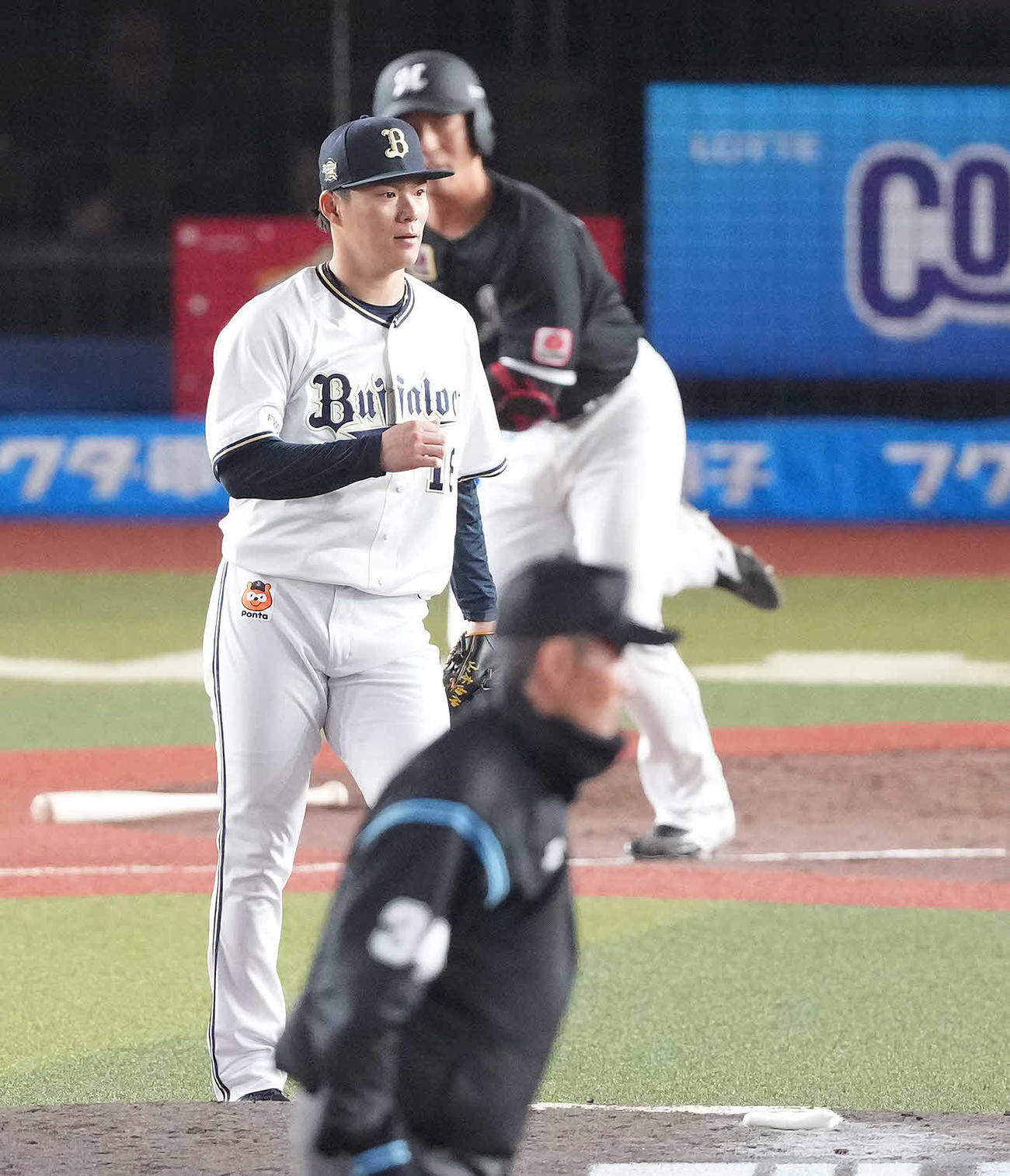 ロッテ対オリックス　4回裏ロッテ2死一、三塁、茶谷に先制の左前適時打を浴びる山本（撮影・鈴木みどり）