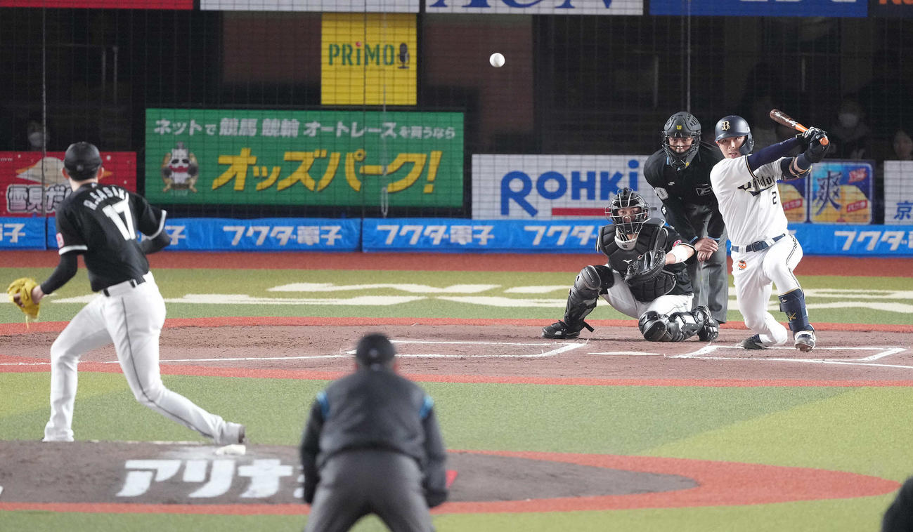 ロッテ対オリックス　6回表オリックス無死一塁、中前打を放つ若月。投手佐々木朗（撮影・鈴木みどり）