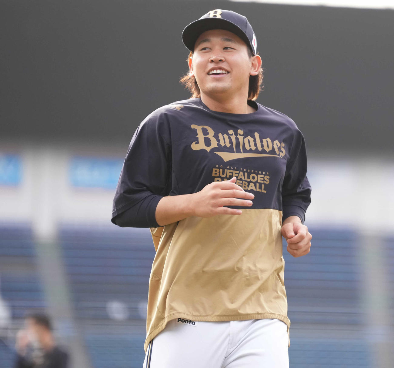 ロッテ対オリックス　試合前練習で笑顔のオリックス宮城（撮影・鈴木みどり）