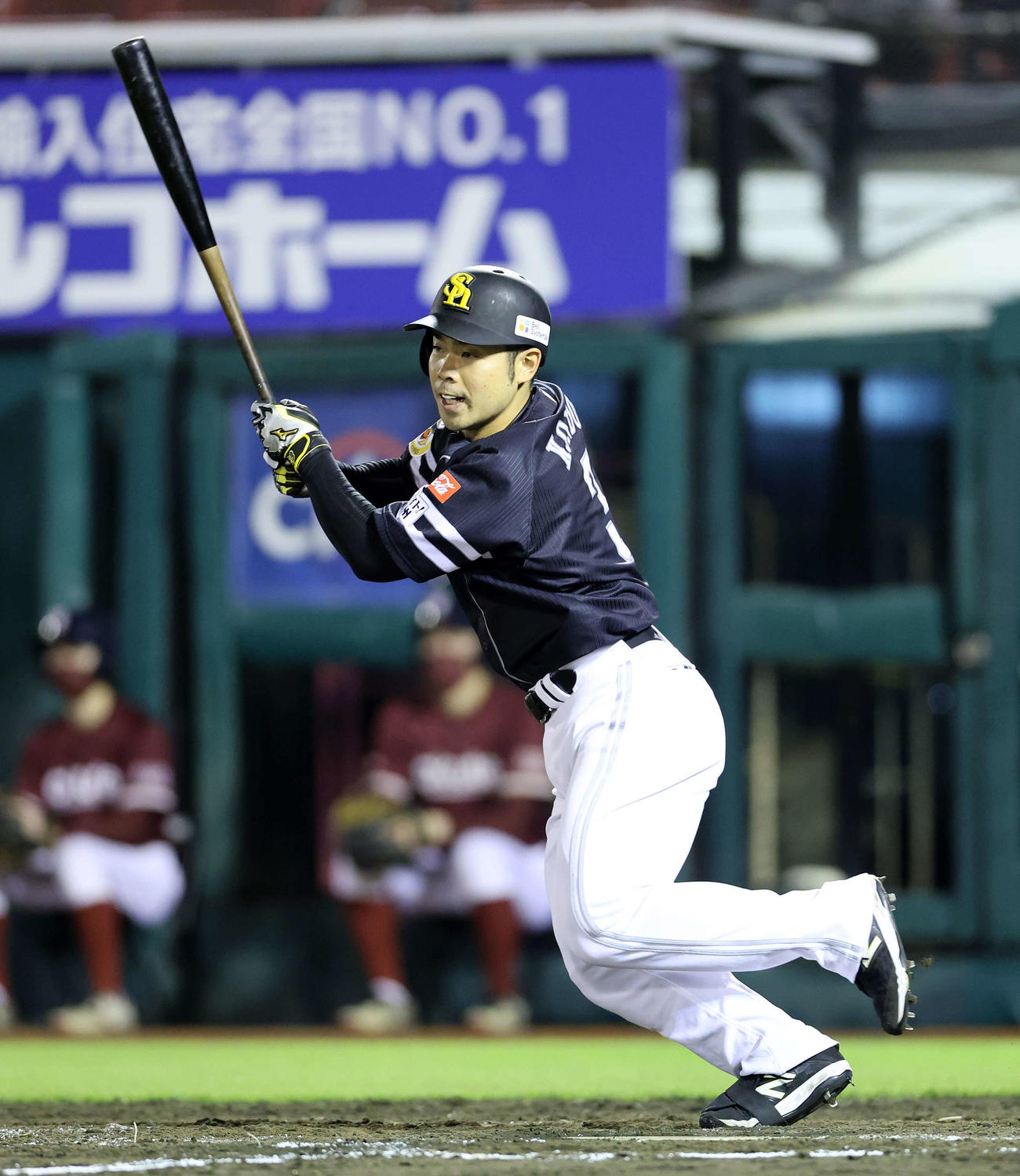 楽天対ソフトバンク　5回表ソフトバンク1死、近藤は左前安打を放つ（撮影・鈴木正人）