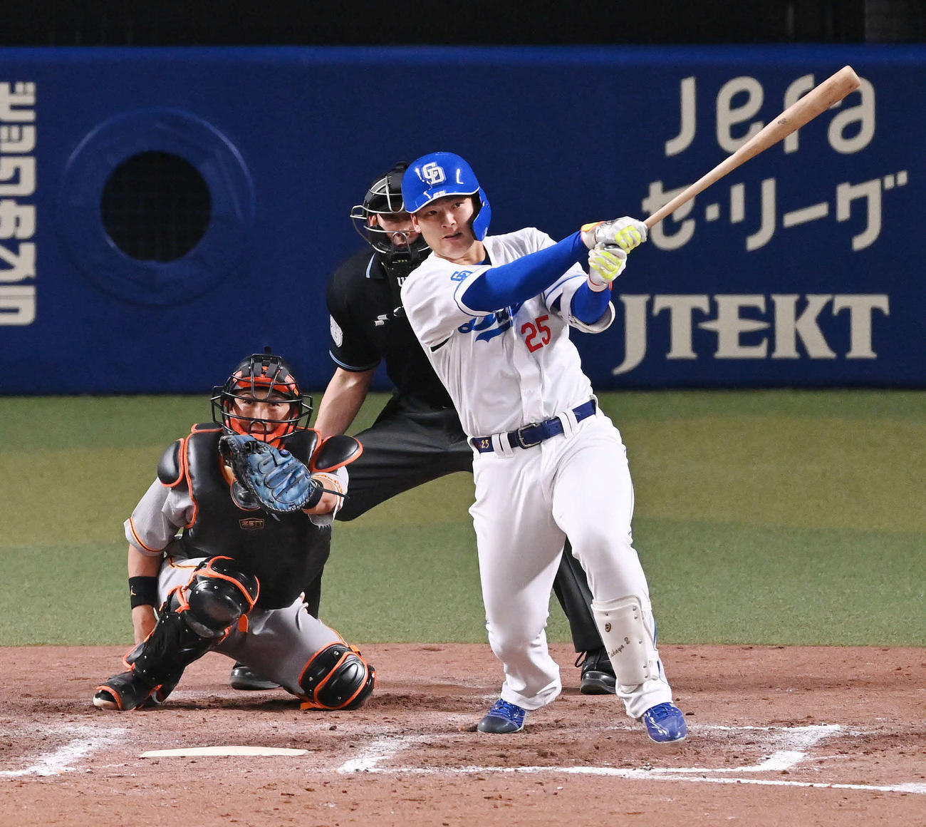 中日対巨人　7回裏中日2死、石川昂は左二塁打を放つ（撮影・滝沢徹郎）