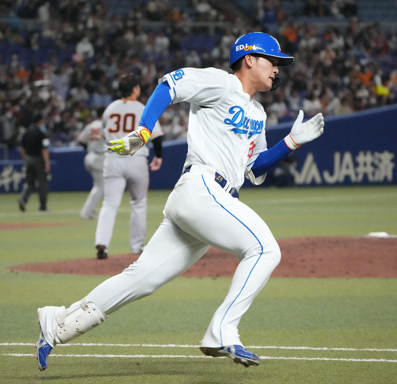 中日対巨人　7回裏中日2死、左二塁打を放ちダイヤモンドをまわる石川昂（撮影・森本幸一）