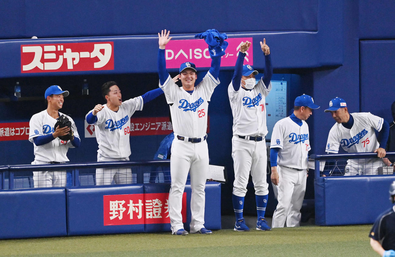 中日対巨人　7回裏中日2死満塁、木下の3点適時二塁打にバンザイして喜ぶ石川昂（左から3人目）ら（撮影・滝沢徹郎）