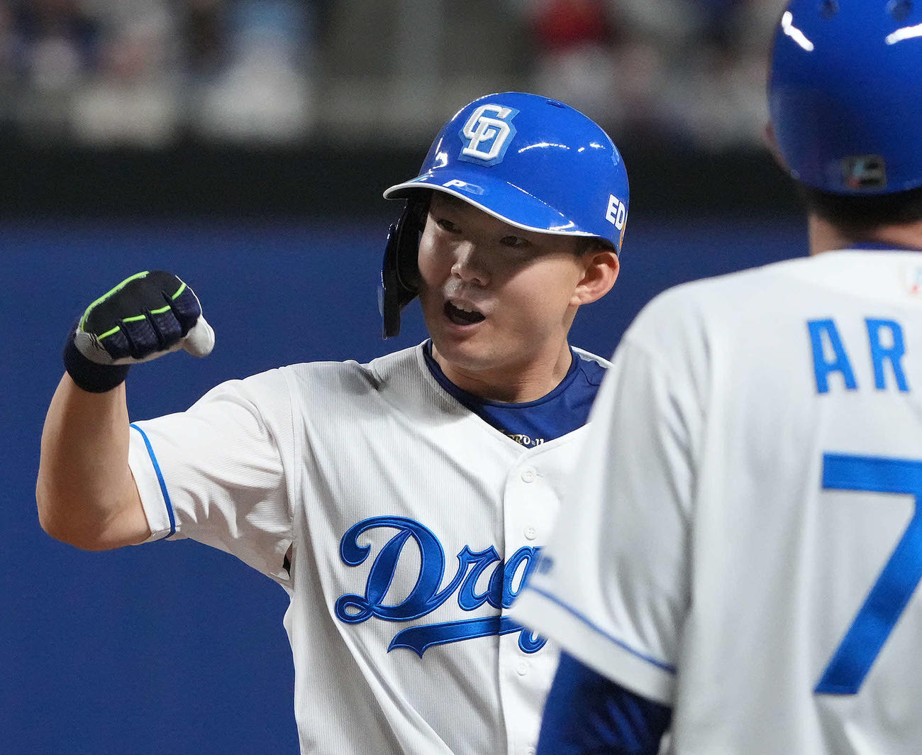 中日対巨人戦　4回裏中日2死一、三塁、左前適時打を放ちほえる小笠原（撮影・森本幸一）