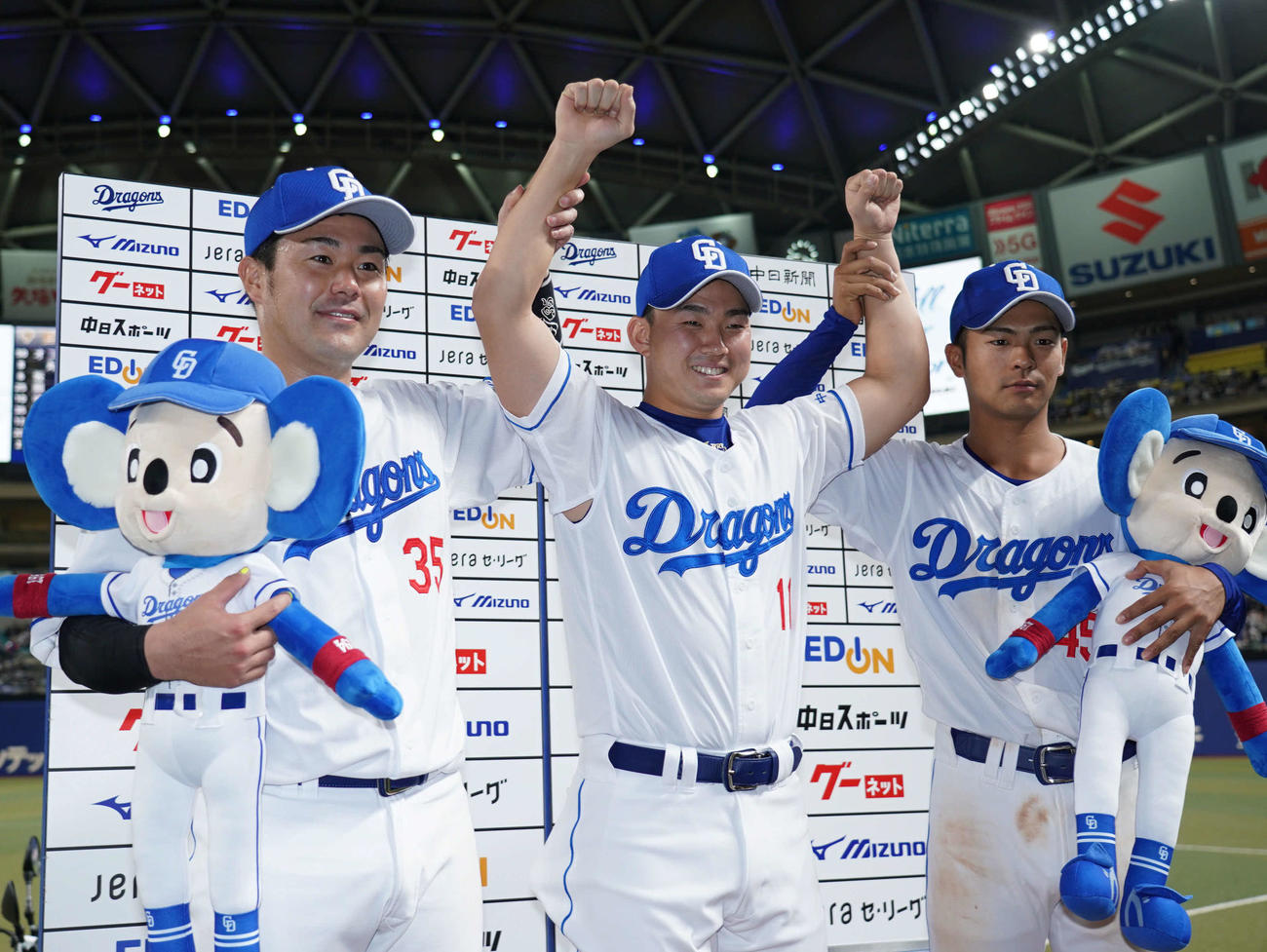 中日対巨人　ヒーローインタビューを終えポーズを決める、左から木下、小笠原、龍空（撮影・森本幸一）