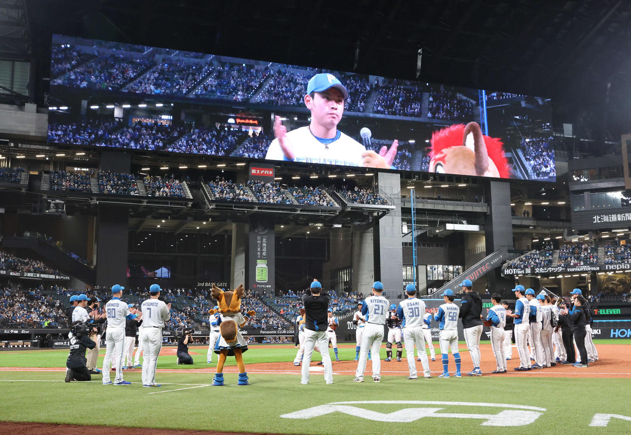 日本ハム対西武　試合終了後、一丁締めを務める日本ハム野村（撮影・佐藤翔太）