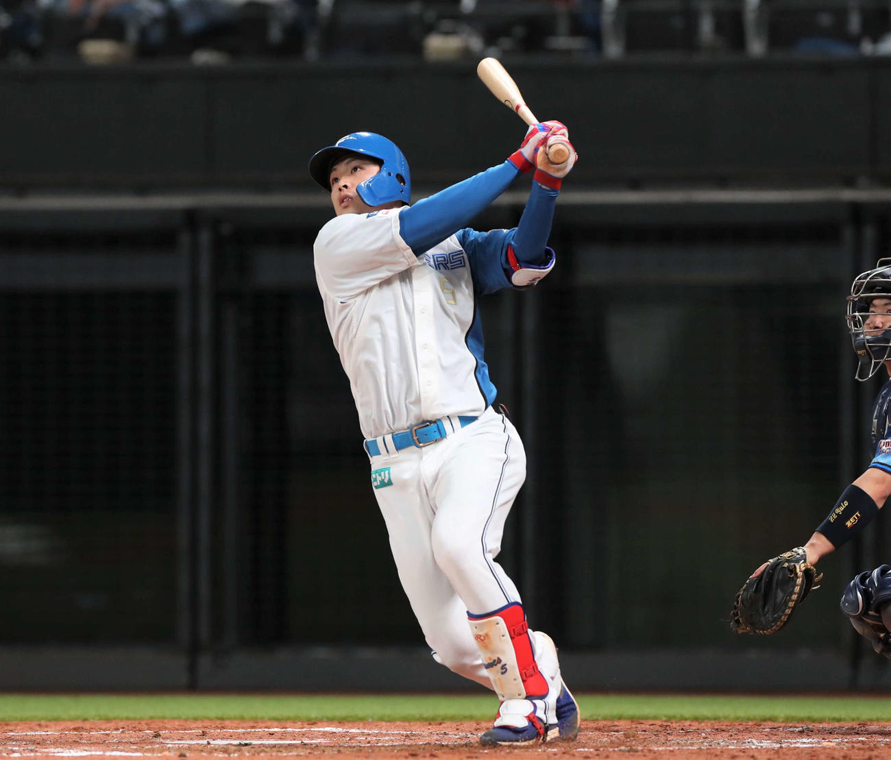 日本ハム対西武　3回裏日本ハム2死一、三塁、左越え3点本塁打を放つ野村（撮影・黒川智章）