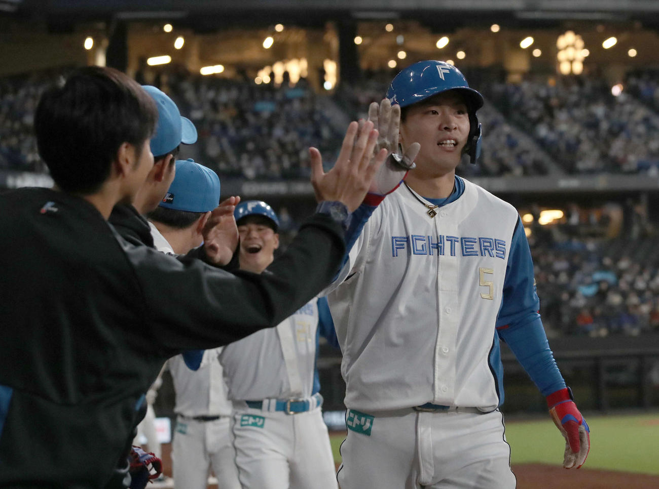 日本ハム対西武　3回裏日本ハム2死一、三塁、野村は先制となる左越え3点本塁打を放ちナインに出迎えられる（撮影・佐藤翔太）