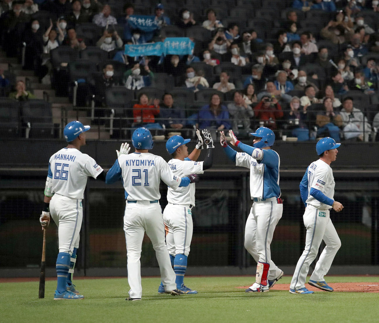 日本ハム対西武　3回裏日本ハム2死一、三塁、野村佑希は先制となる左越え3点本塁打を放ち今川、清宮らに出迎えられる（撮影・佐藤翔太）