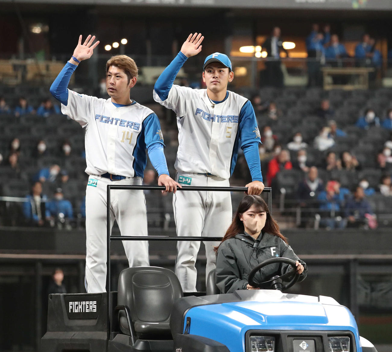 日本ハム対西武　試合終了後、場内を一周する日本ハム加藤貴（左）と野村（撮影・佐藤翔太）