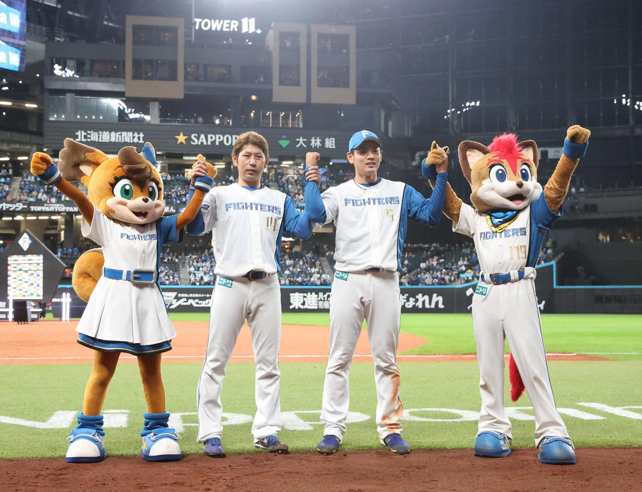 日本ハム対西武　試合終了後、笑顔で記念撮影に応じる日本ハム加藤貴（左）と野村（撮影・佐藤翔太）