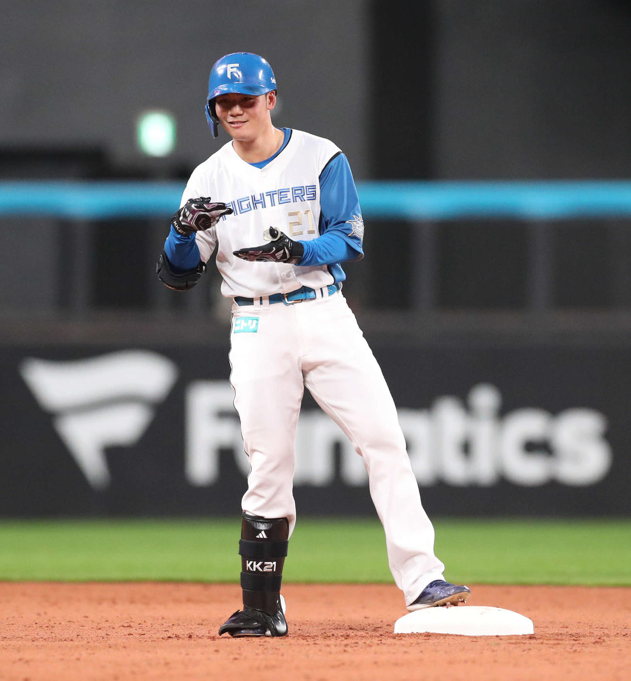 日本ハム対西武　7回裏日本ハム1死二塁、適時二塁打を放ちポーズをとる清宮（撮影・佐藤翔太）