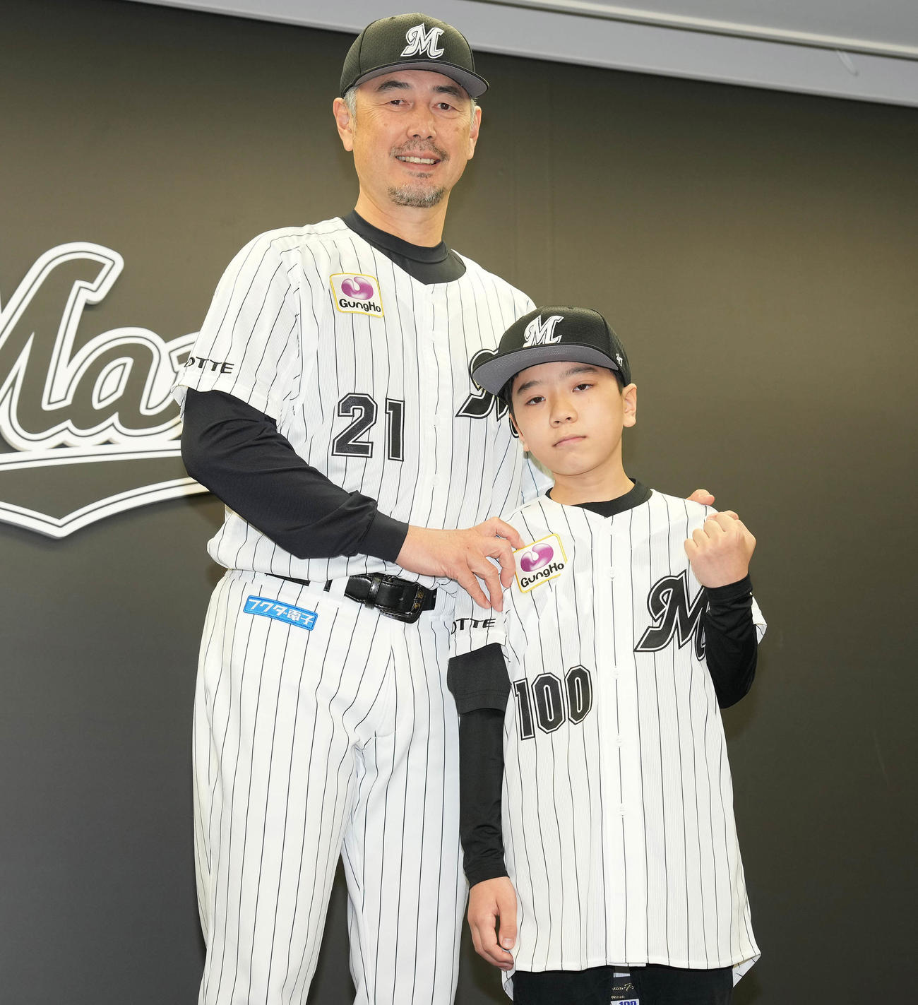 「TEAMMATES」事業でロッテに入団した実松亮平くん（右）は吉井監督と記念撮影（撮影・鈴木みどり）