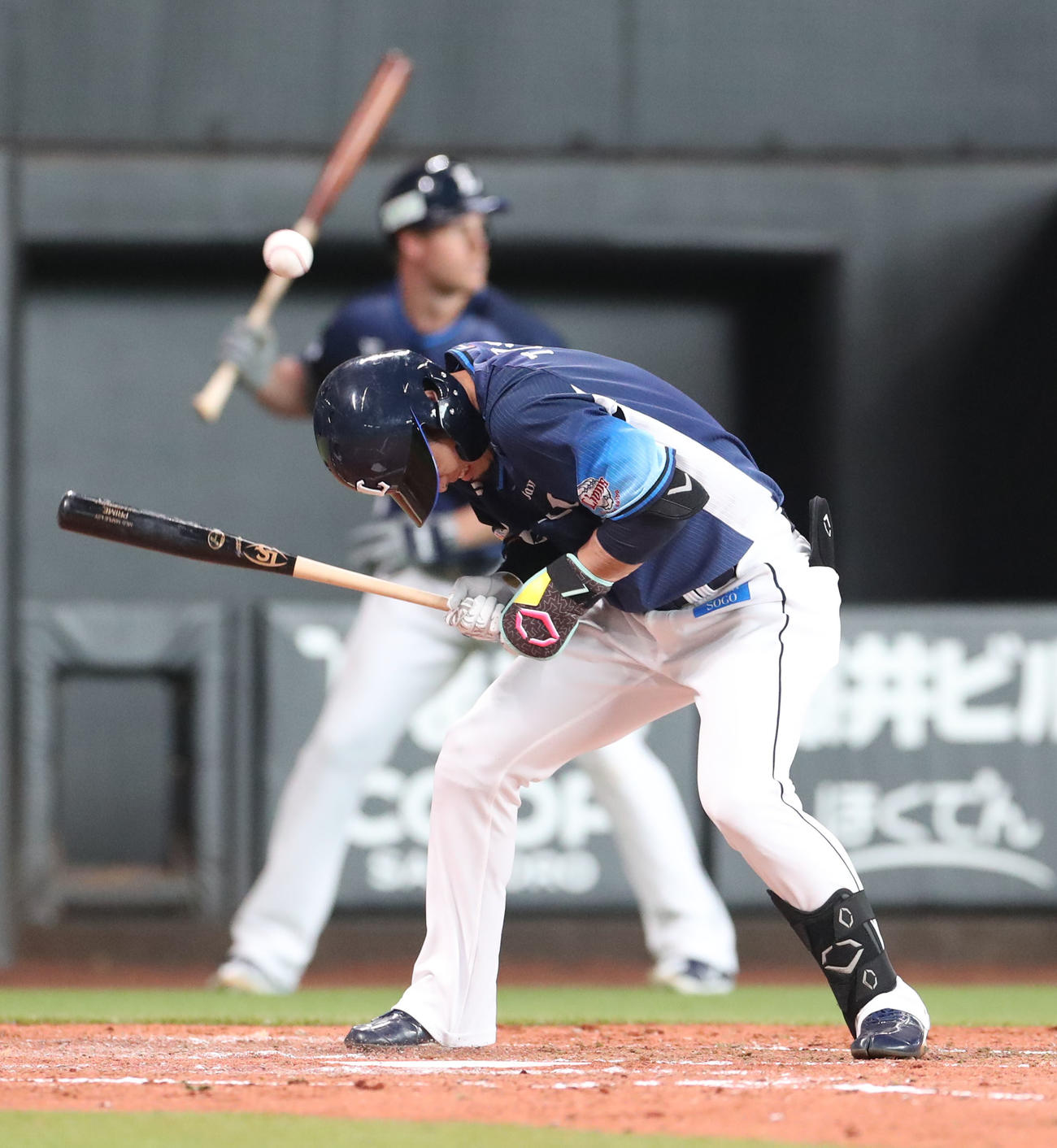 日本ハム対西武　4回表西武1死二塁、外崎は死球を受ける（撮影・佐藤翔太）