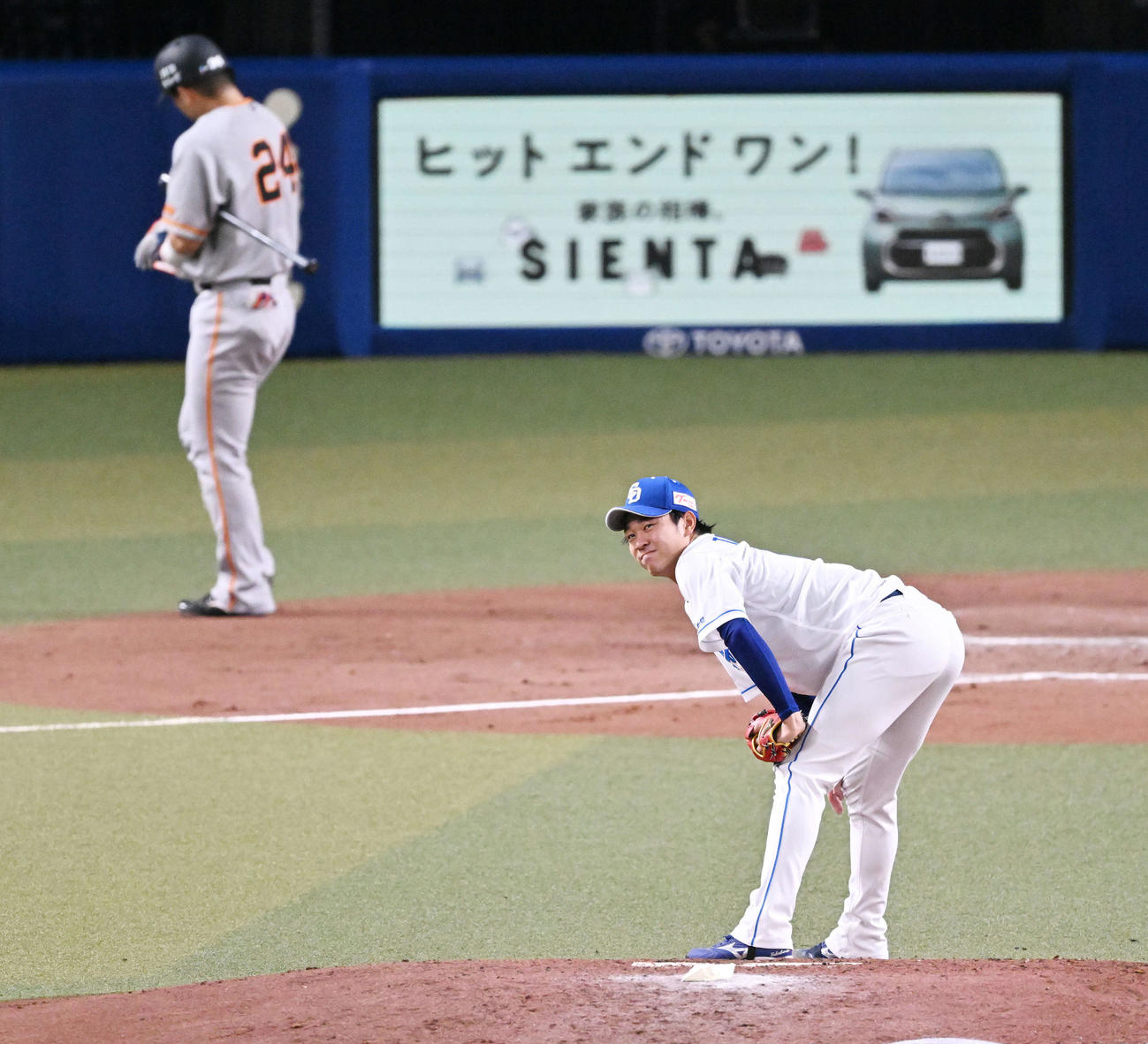 中日対巨人　2回表巨人無死一、二塁、大城卓に四球を許し厳しい表情の高橋宏（手前）（撮影・滝沢徹郎）