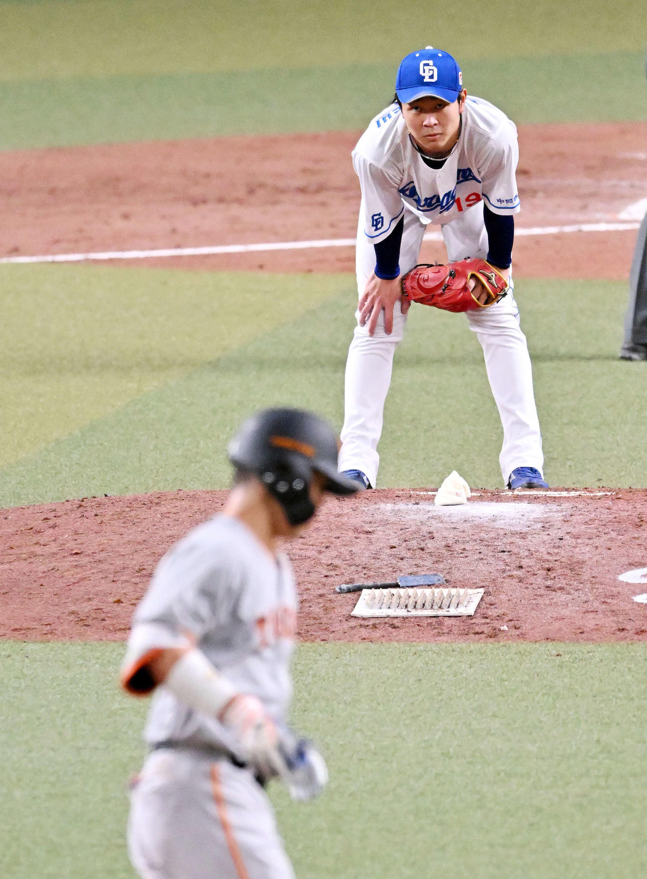 中日対巨人　4回表巨人無死、大城卓（手前）にソロ本塁打を浴びる高橋宏（撮影・滝沢徹郎）