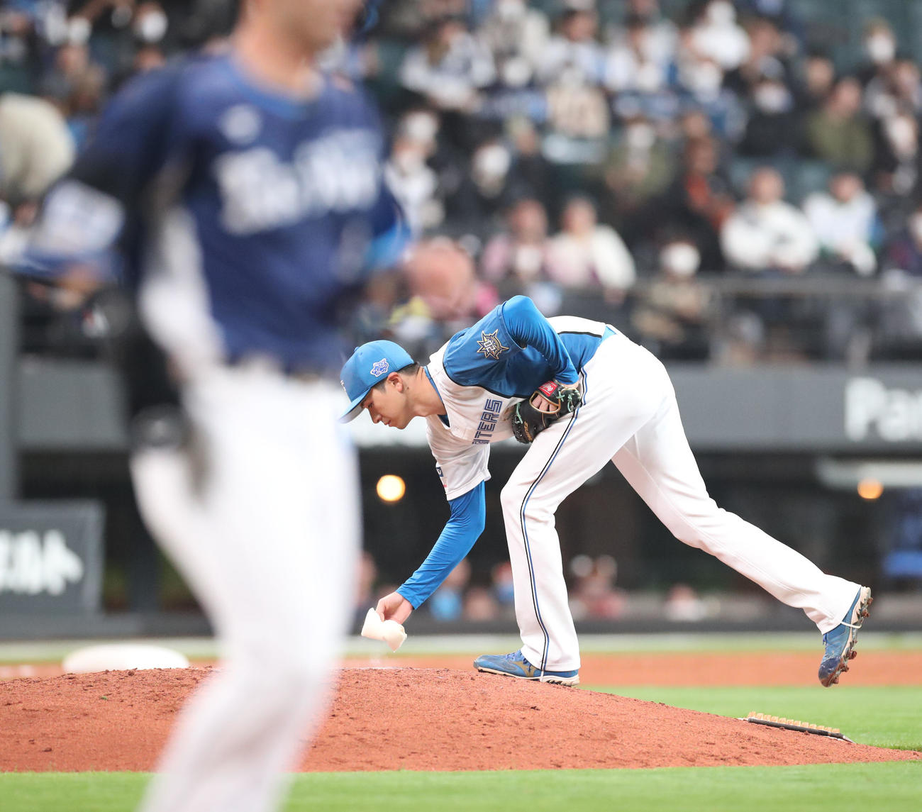 日本ハム対西武　4回表西武1死二塁、外崎（左手前）に死球を与える上沢（撮影・佐藤翔太）