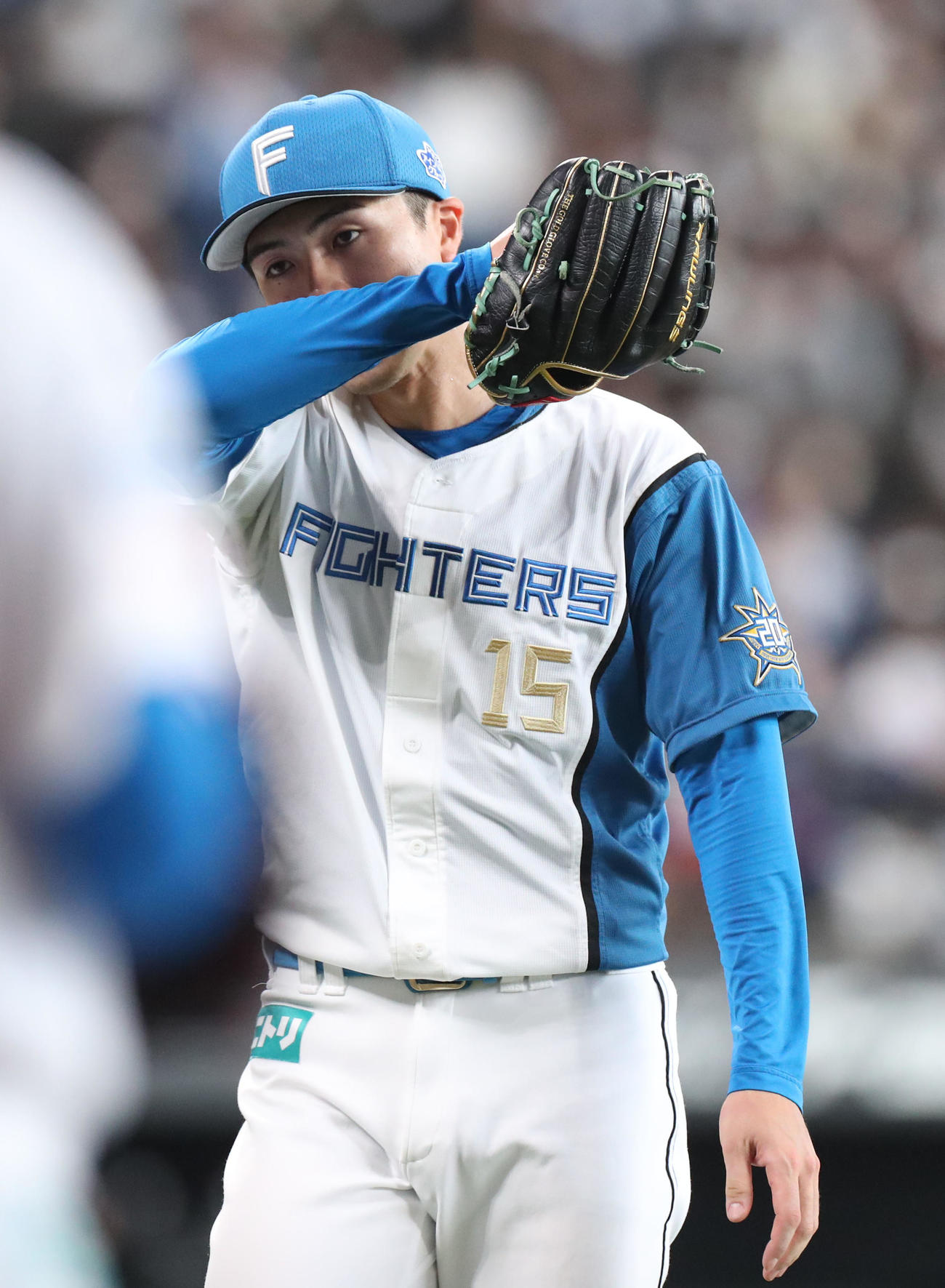日本ハム対西武　4回表、先制を許し汗を拭いながらベンチに戻る上沢（撮影・佐藤翔太）