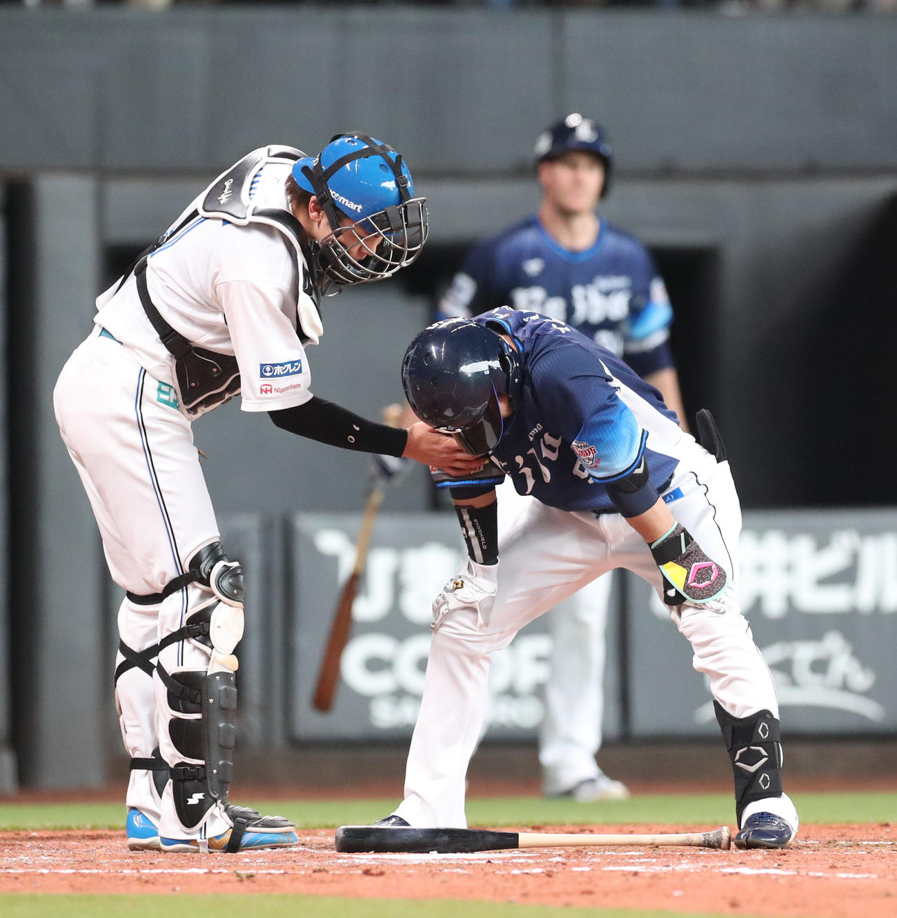 日本ハム対西武　4回表西武1死二塁、死球を受け動けない外崎（撮影・佐藤翔太）