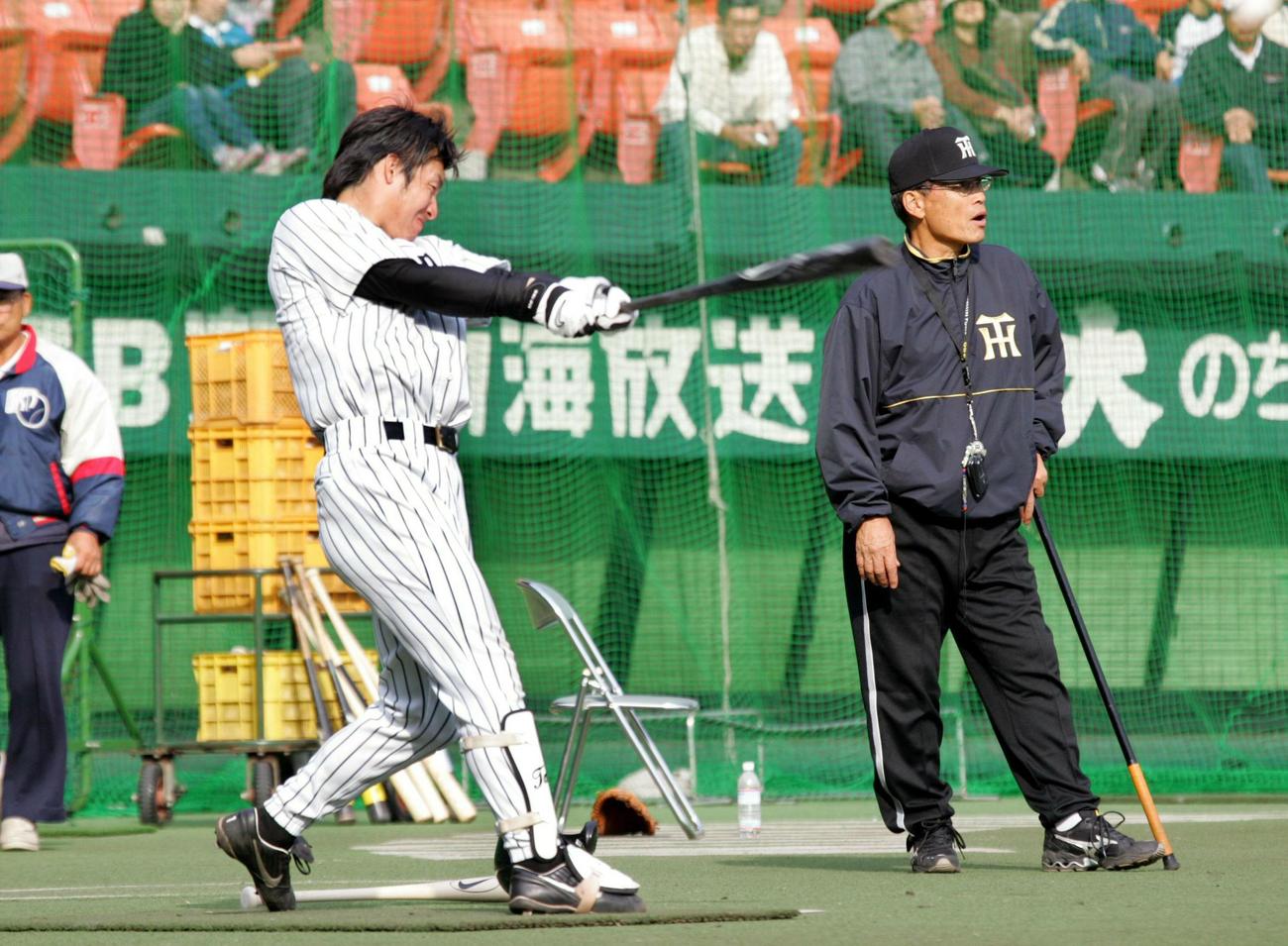 04年、阪神鳥谷敬にティー打撃で指導する中西太臨時コーチ