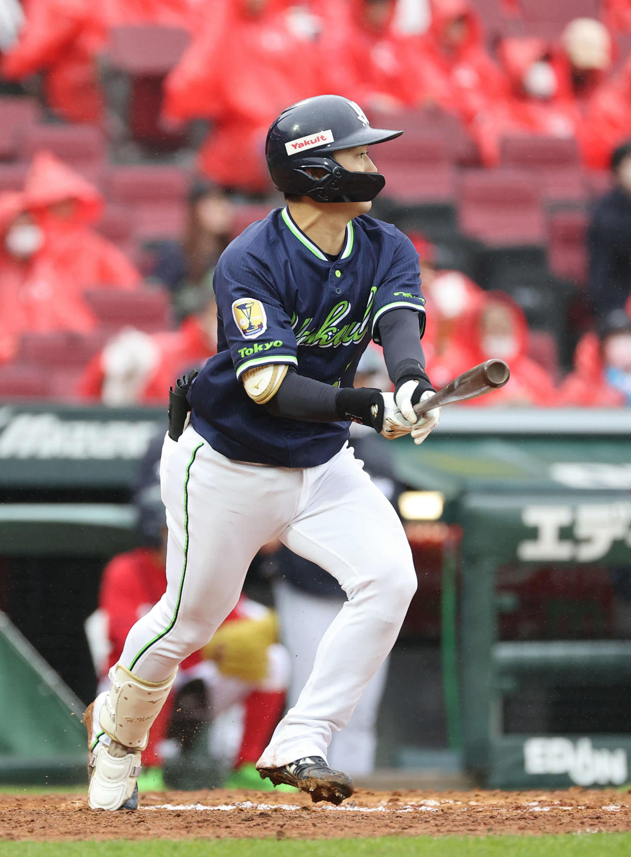 広島対ヤクルト　6回表ヤクルト1死満塁、長岡は勝ち越し適時打を放つ（撮影・加藤孝規）