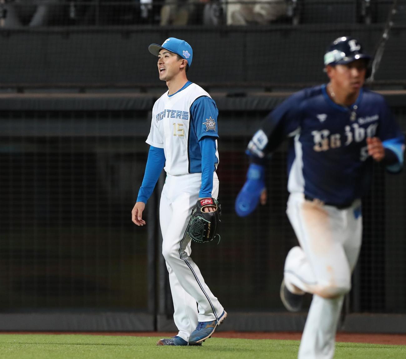 日本ハム対西武　4回表西武1死一、二塁、マキノンに適時打を浴び苦笑いの上沢（撮影・黒川智章）