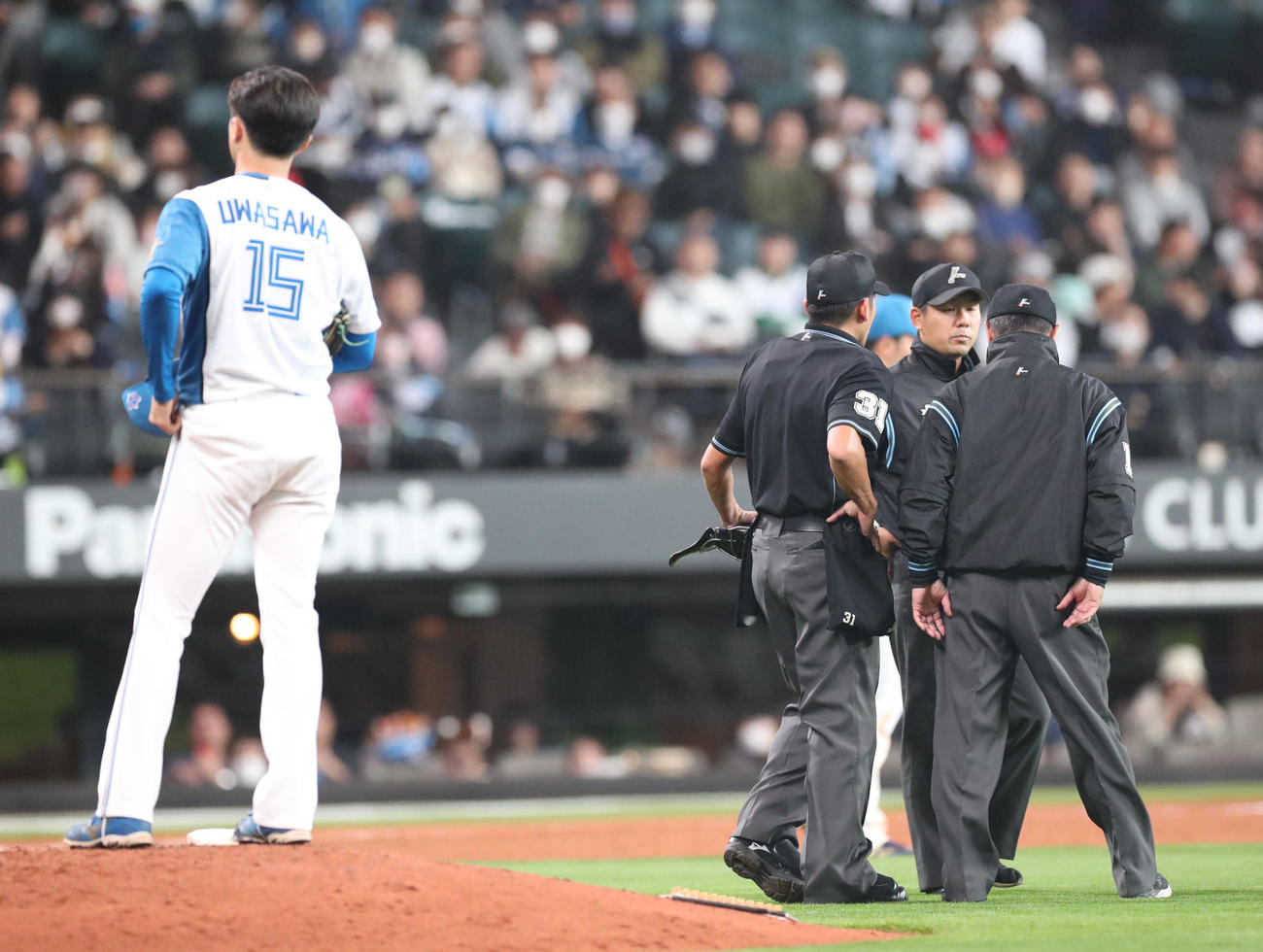 日本ハム対西武　4回表西武1死二塁、外崎に死球を与えた上沢の投球を審議する審判団（撮影・佐藤翔太）