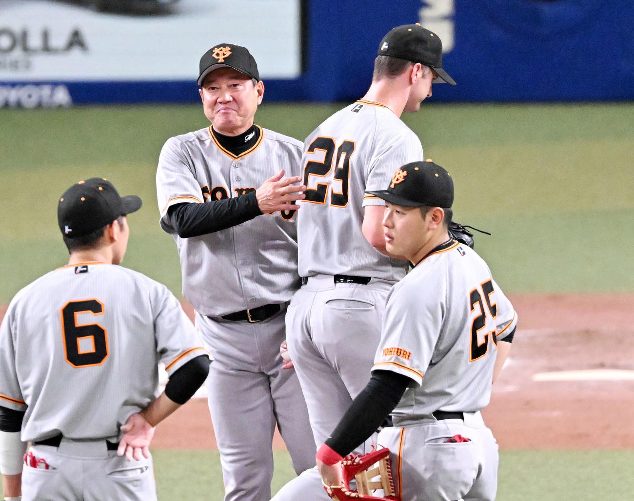 中日対巨人　6回裏、交代を告げた巨人グリフィン（左から3人目）をねぎらう原監督（撮影・滝沢徹郎）