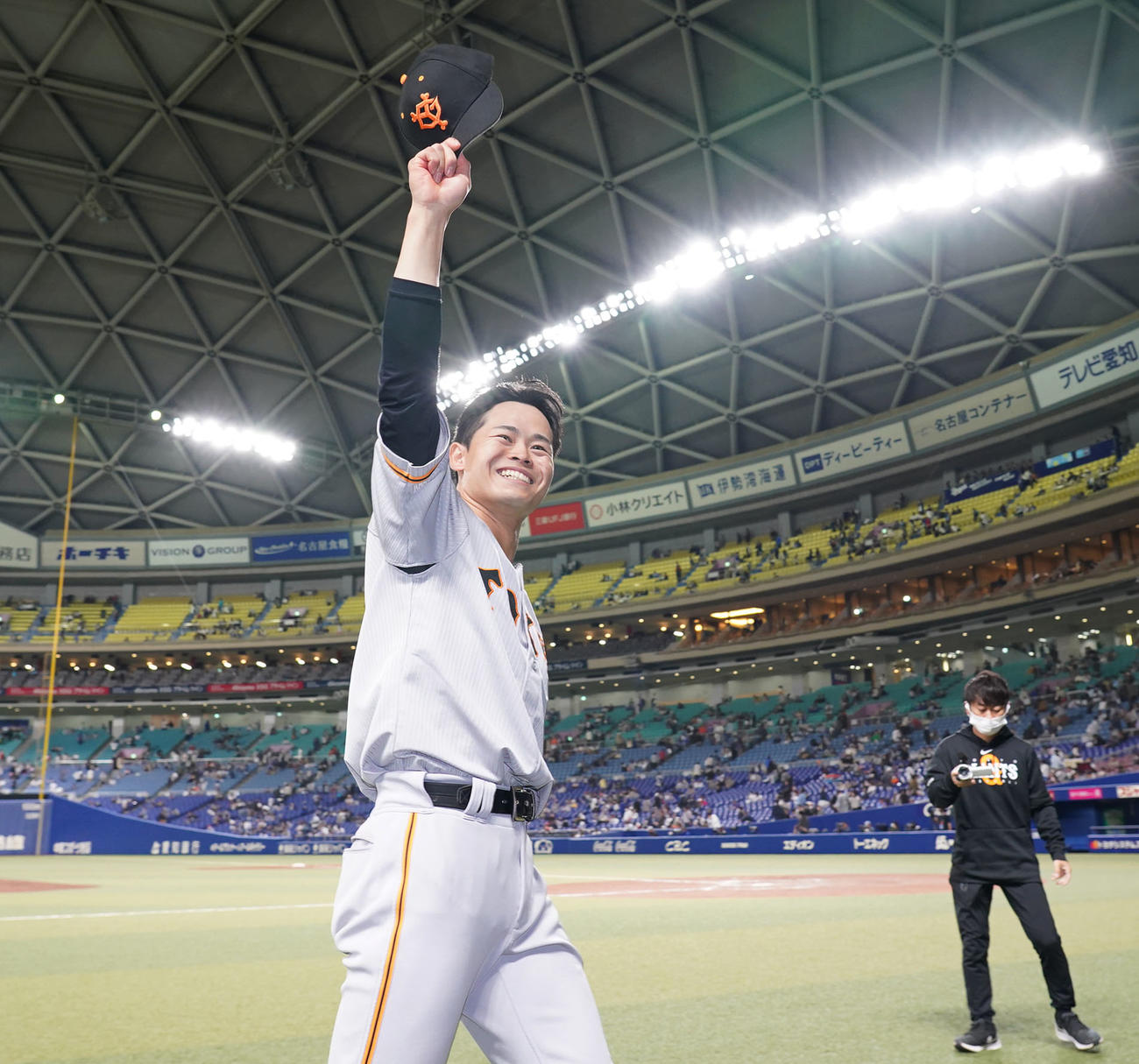 中日対巨人　ヒーローインタビューを終え、観客に笑顔で手を振る中山（撮影・森本幸一）