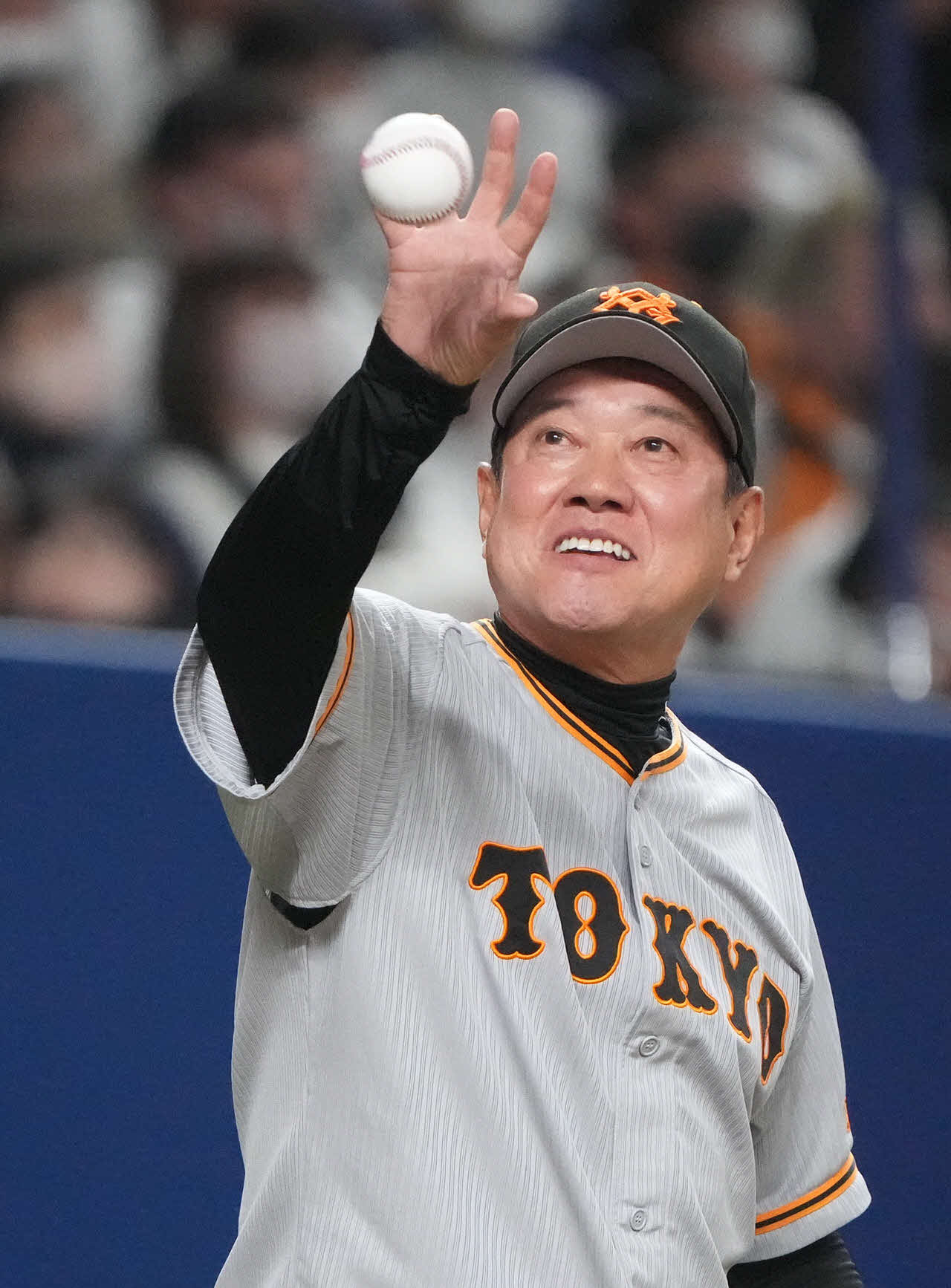 中日対巨人　7回裏中日2死一塁、投手交代を告げた際に笑顔で球審からボールを受け取る原監督（撮影・森本幸一）