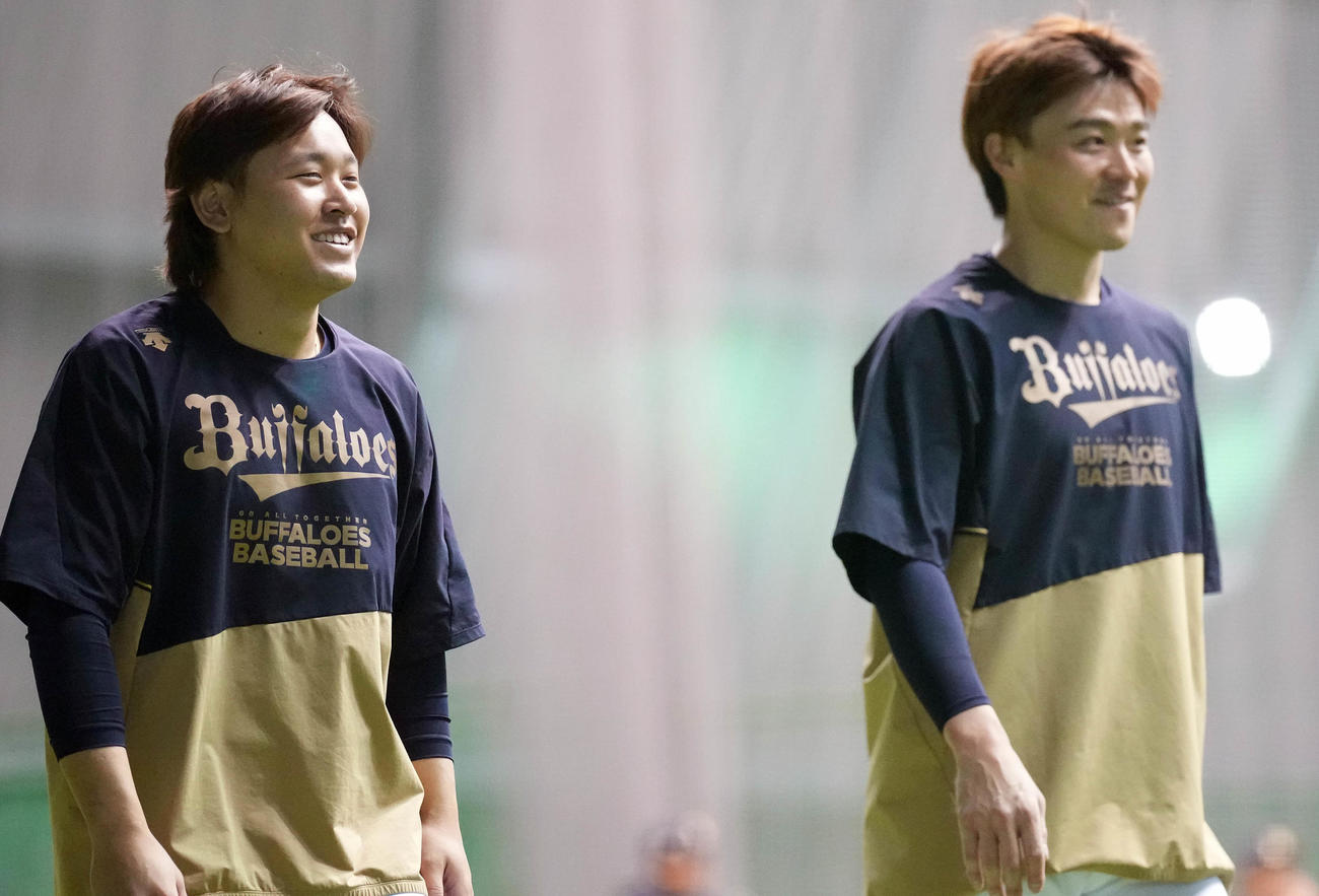 練習の合間に笑顔のオリックス宮城。右は山崎福（撮影・鈴木みどり）
