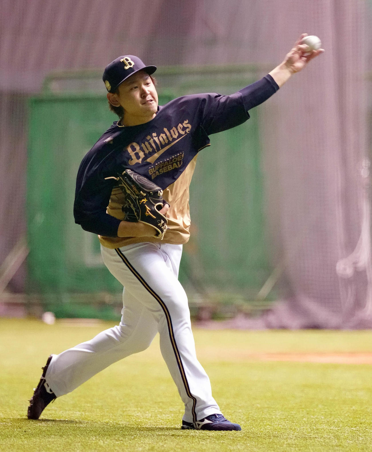室内練習場でキャッチボールするオリックス宮城（撮影・鈴木みどり）
