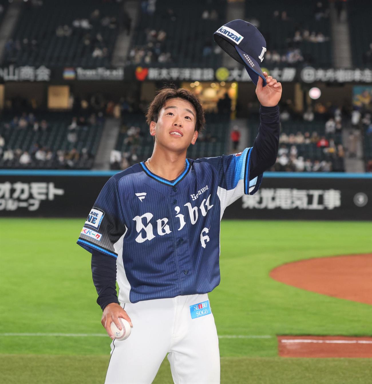 日本ハム対西武　プロ初本塁打を放った滝沢はファンの声援に応える（撮影・黒川智章）