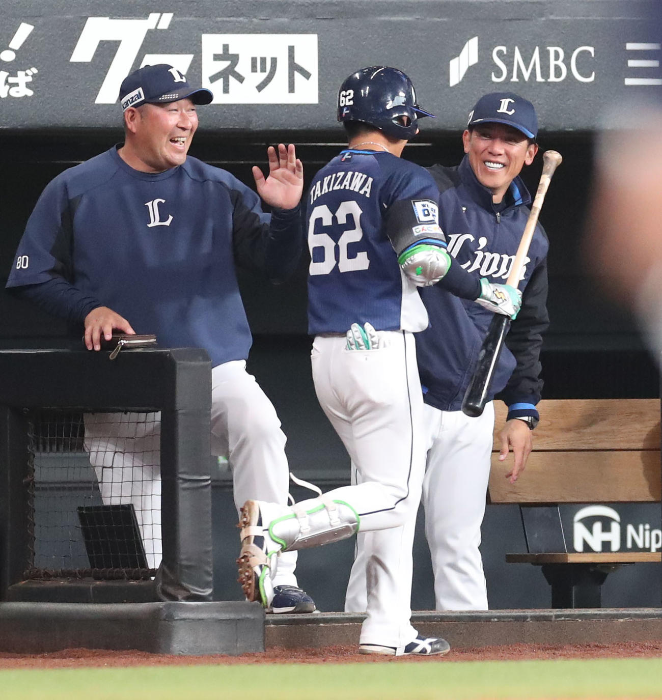 日本ハム対西武　9回表西武1死、プロ初となる右越え本塁打を放った滝沢を笑顔で出迎える松井監督（撮影・佐藤翔太）