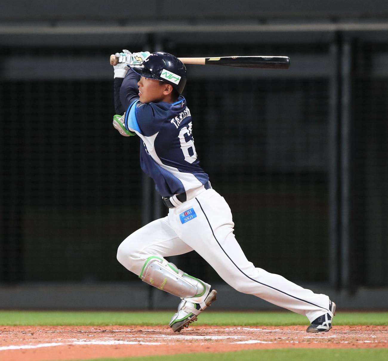 日本ハム対西武　9回表西武1死、右越え本塁打を放つ滝沢（撮影・黒川智章）