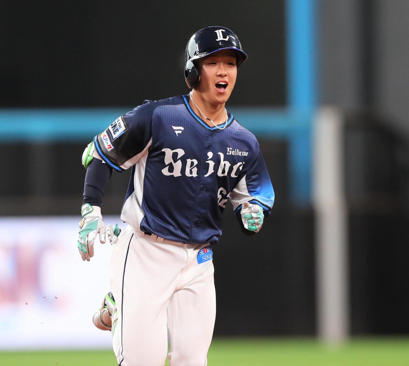 日本ハム対西武　9回表西武1死、右越え本塁打を放ち笑顔の滝沢（撮影・黒川智章）