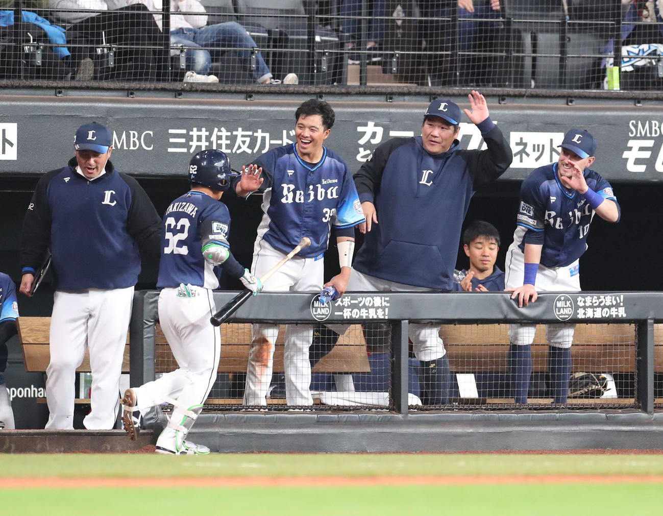 日本ハム対西武　9回表西武1死、プロ初となる右越え本塁打を放った滝沢はナインに出迎えられる（撮影・佐藤翔太）