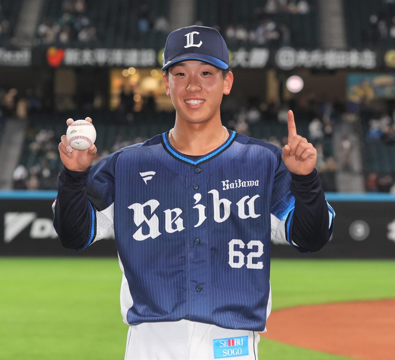 日本ハム対西武　プロ初本塁打を放った滝沢は記念球を持ち笑顔（撮影・黒川智章）