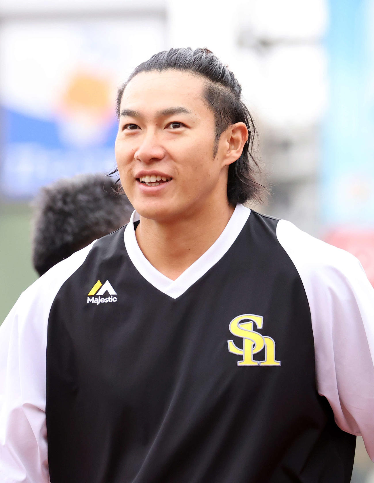 楽天対ソフトバンク　練習中、笑顔を見せるソフトバンク柳田（撮影・鈴木正人）