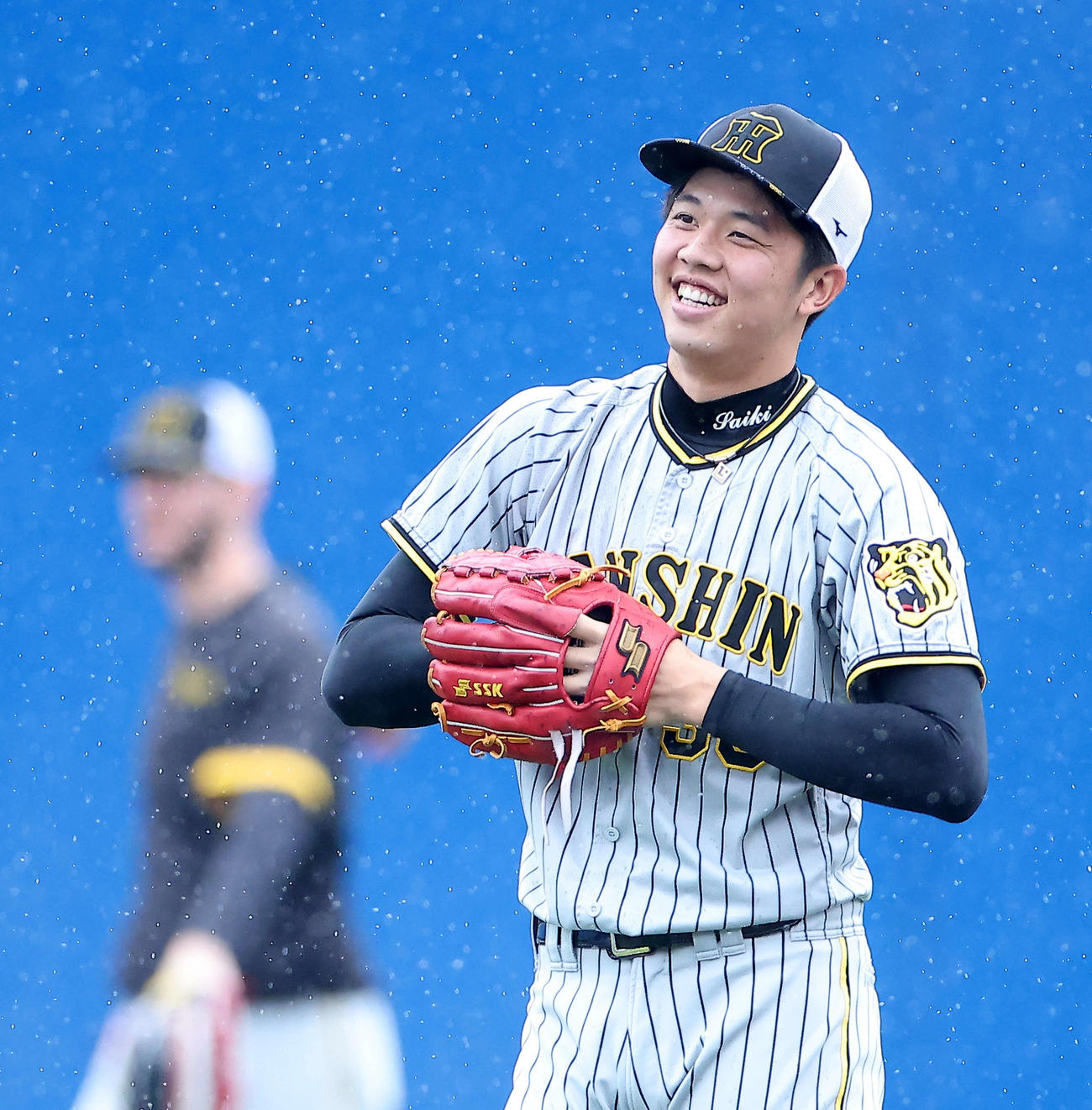 DeNA対阪神　笑顔を見せる阪神才木（撮影・河田真司）