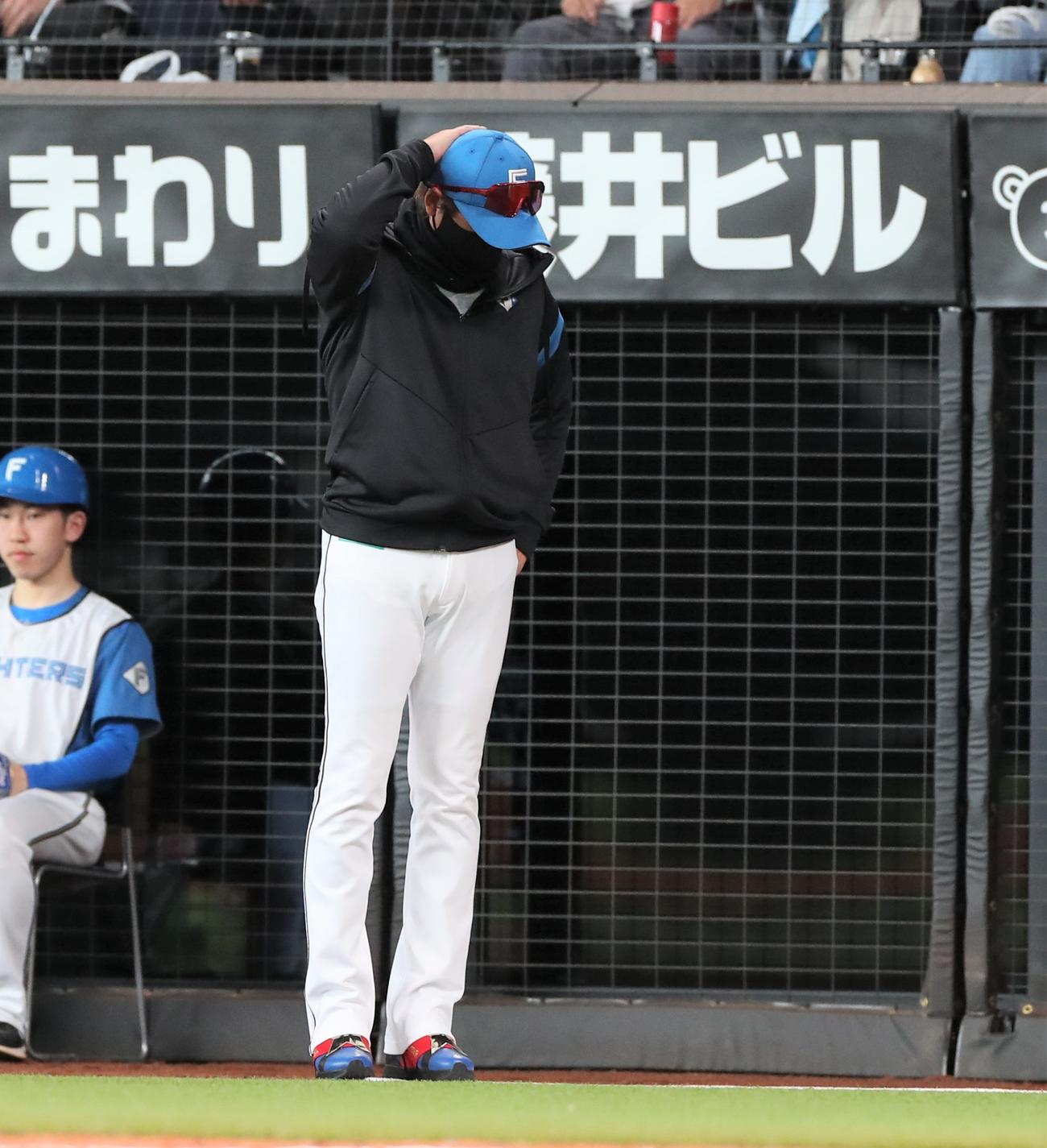 日本ハム対西武　6回表、頭を抱え投手交代を告げる日本ハム新庄監督（撮影・黒川智章）