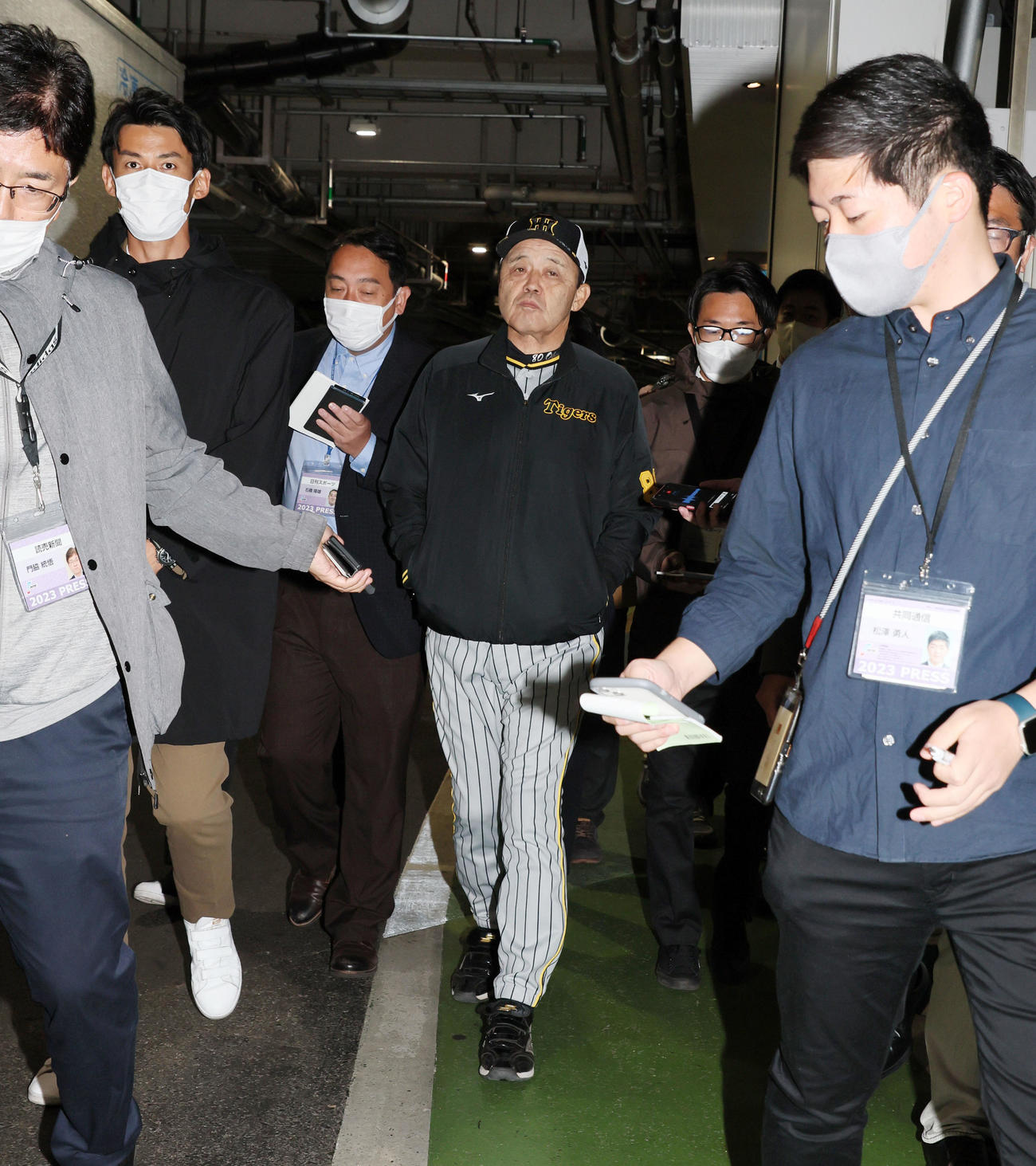 記者の質問を受けながら引き揚げる岡田監督（撮影・加藤哉）