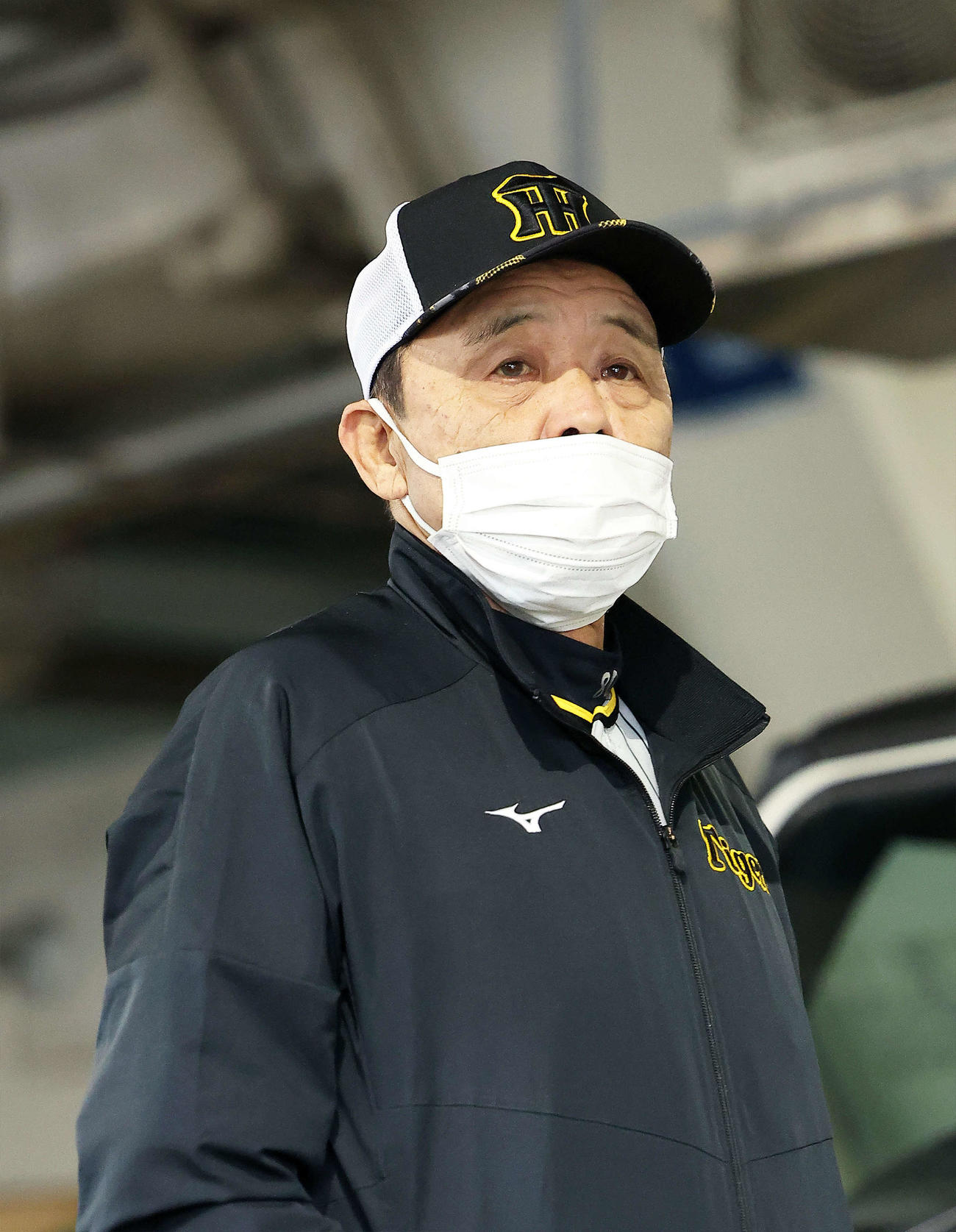 DeNA対阪神　移動する阪神岡田監督（撮影・河田真司）