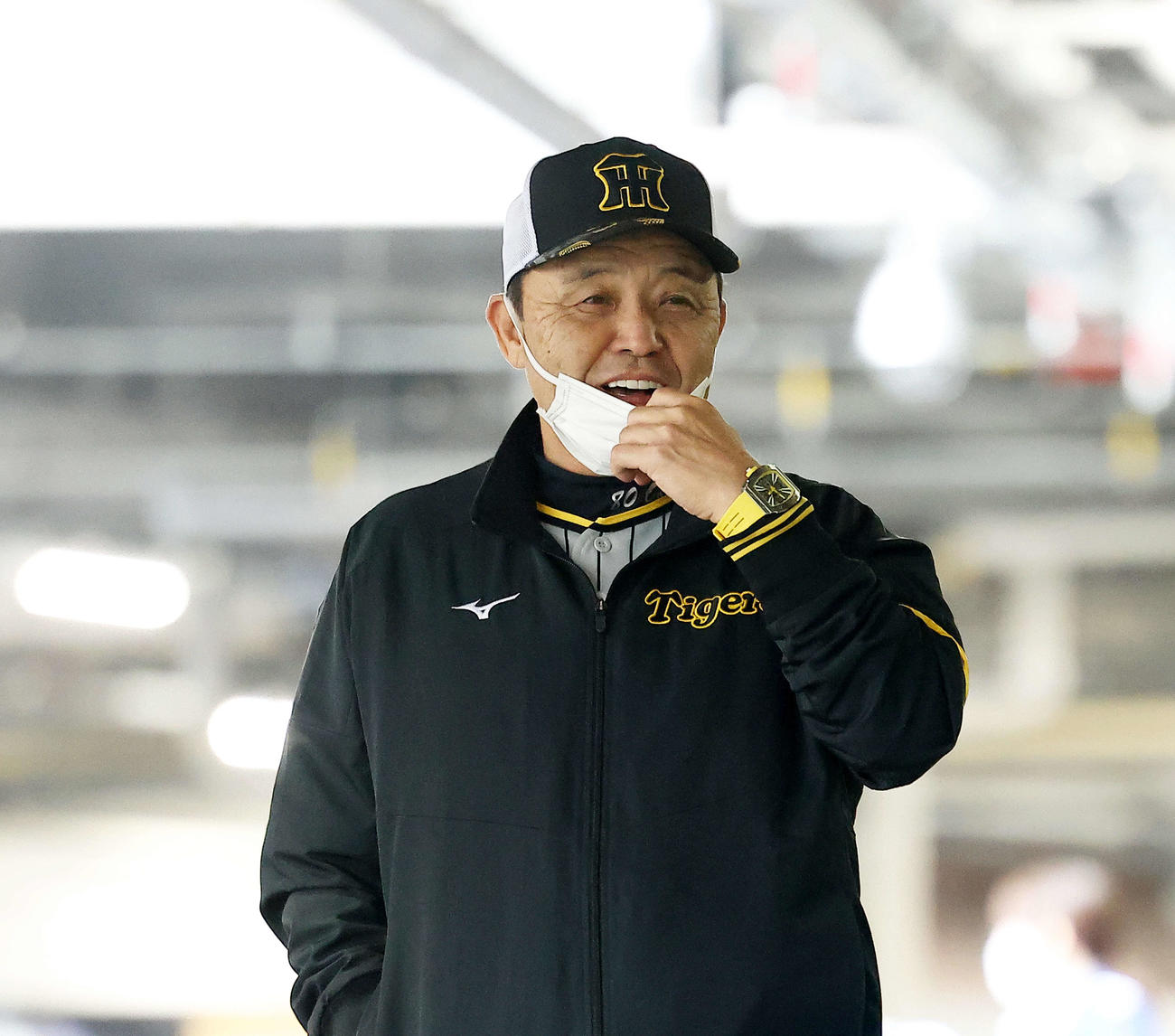 笑顔を見せる阪神岡田監督（撮影・河田真司）