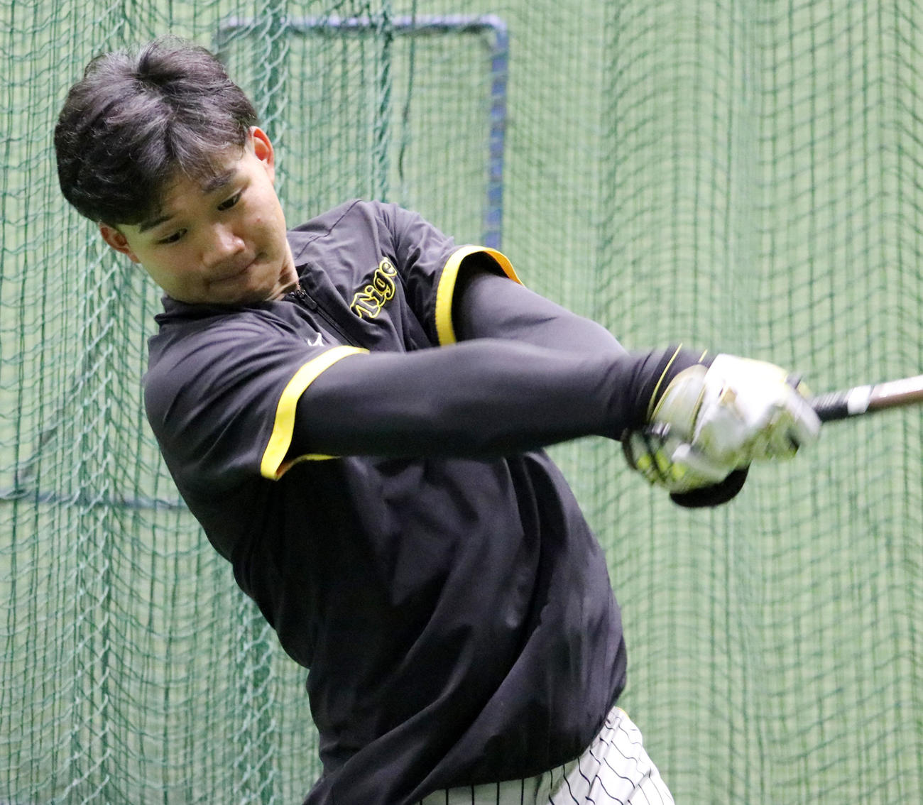DeNA対阪神　試合中止となり室内練習場で打撃練習する森下（球団提供）