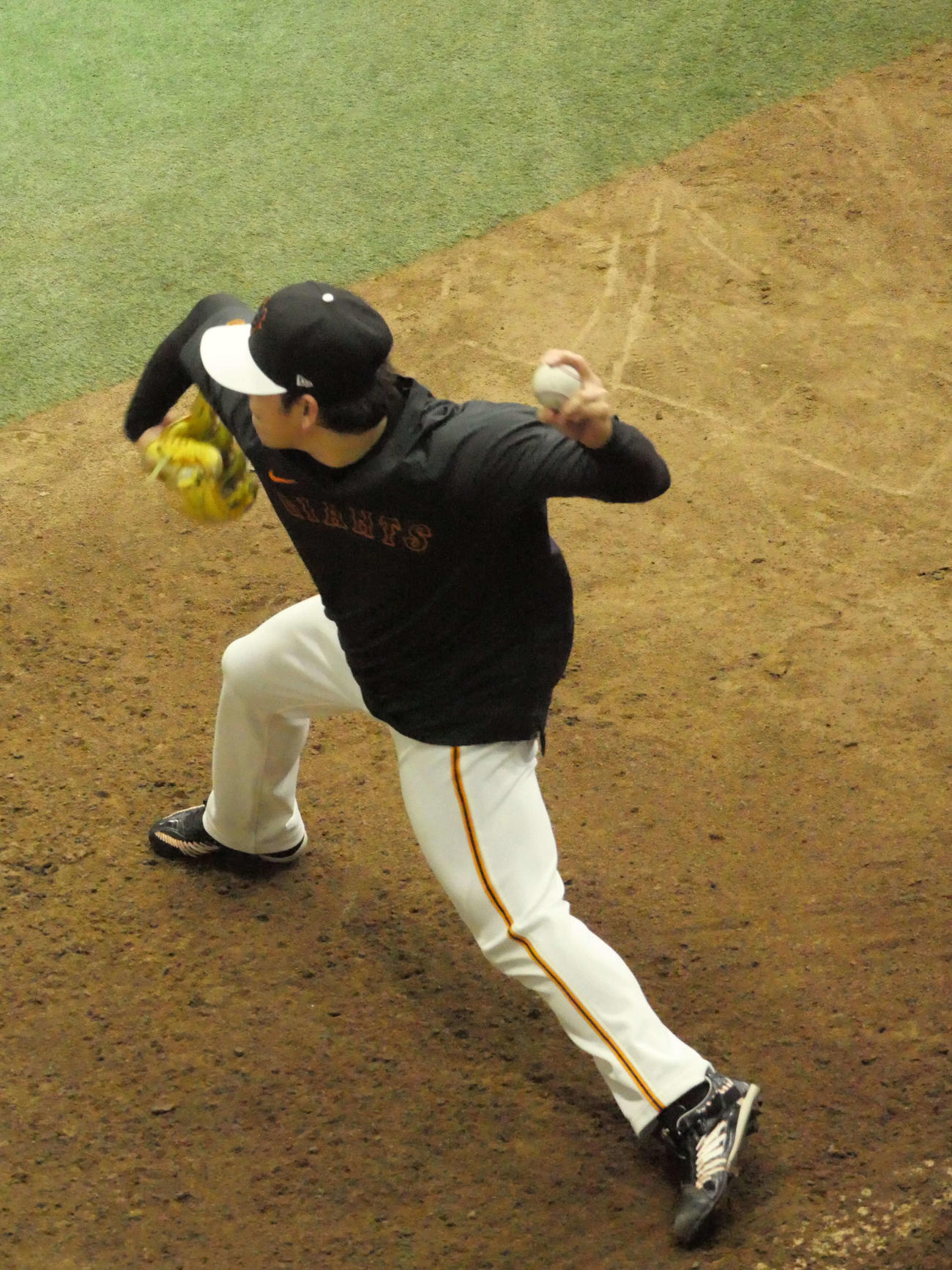 ブルペンで投球する巨人高梨（撮影・上田悠太）