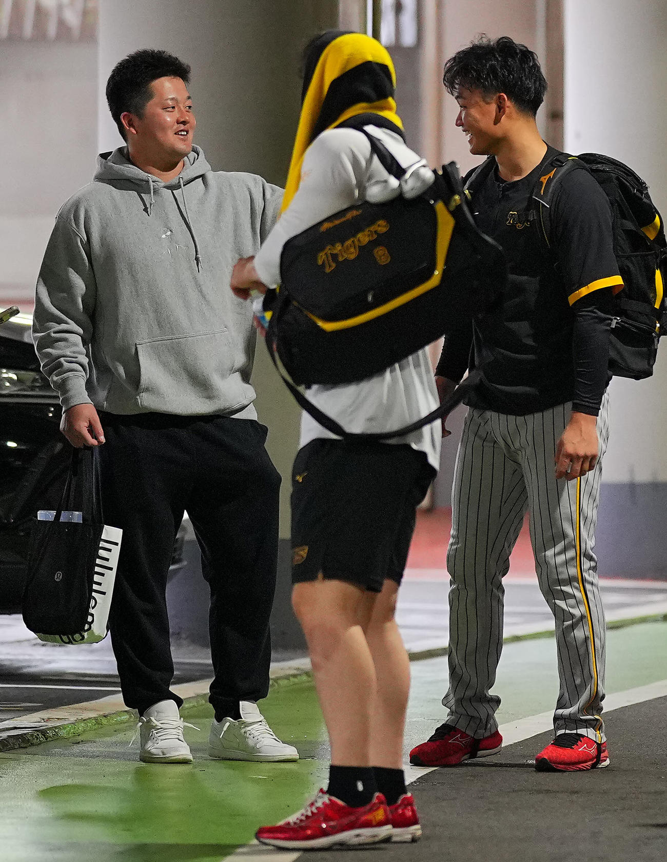 DeNA対阪神　雨天中止となり練習を終えた阪神森下（右）はDeNA牧（左）と言葉を交わす。中央は佐藤輝（撮影・垰建太）