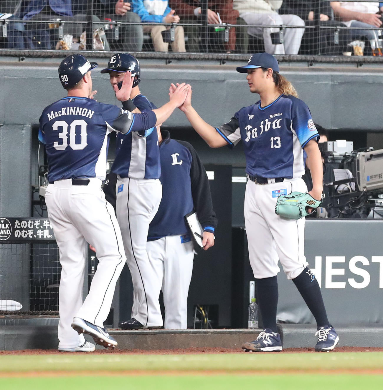 日本ハム対西武　4回表西武2死二、三塁、ペイトンの2点適時二塁打で生還したマキノンを出迎える高橋（撮影・佐藤翔太）
